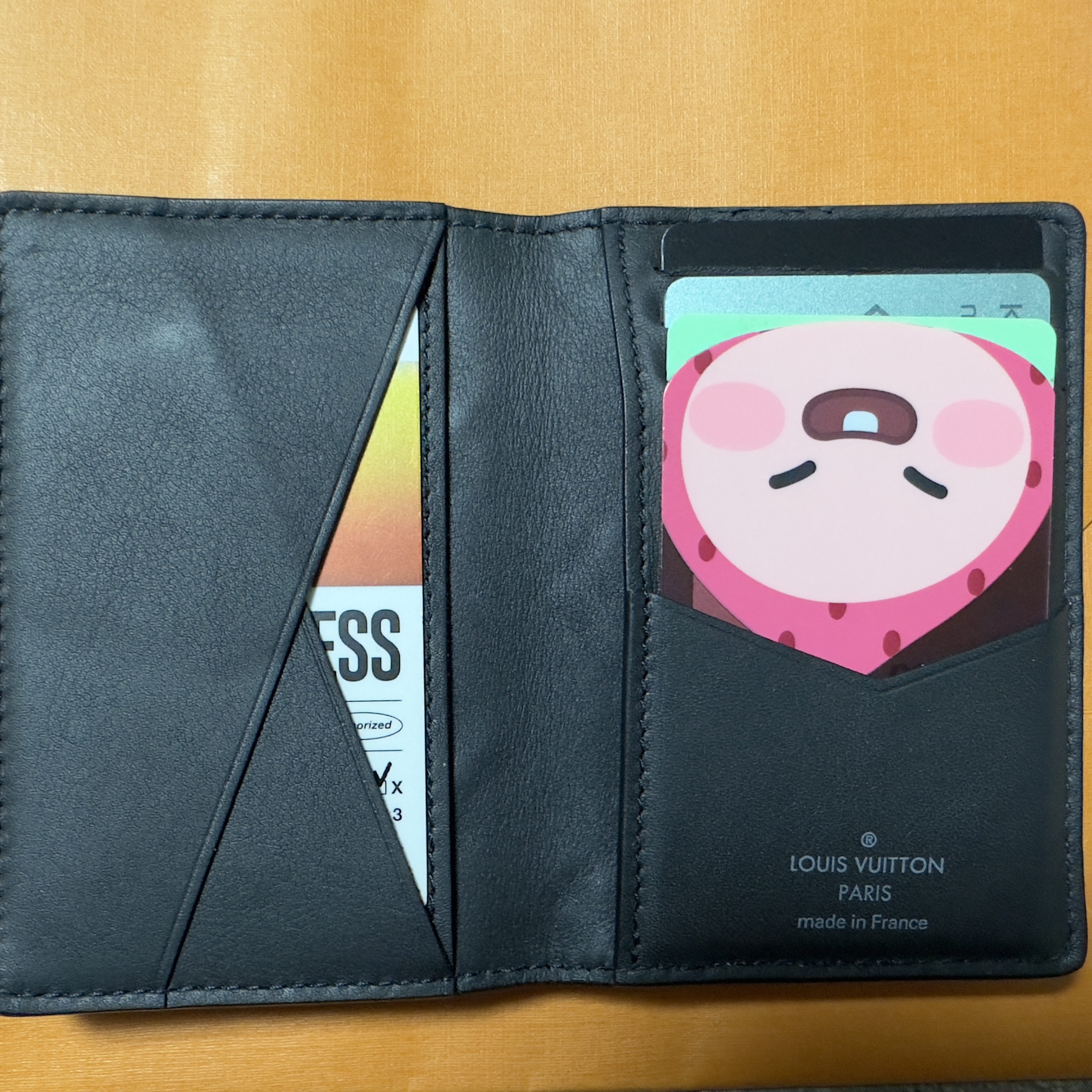 Louis Vuitton Pocket Organizer LV Faded Charcoal 착용 스타일 - 4