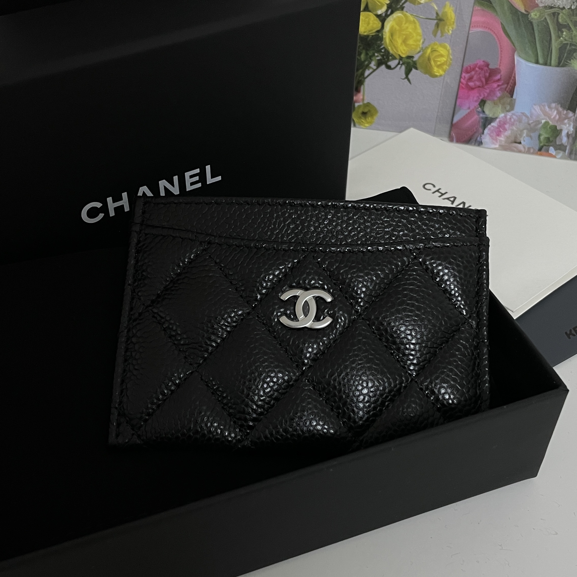 Chanel Classic Card Holder Grained Calfskin & Silver Black 착용 스타일