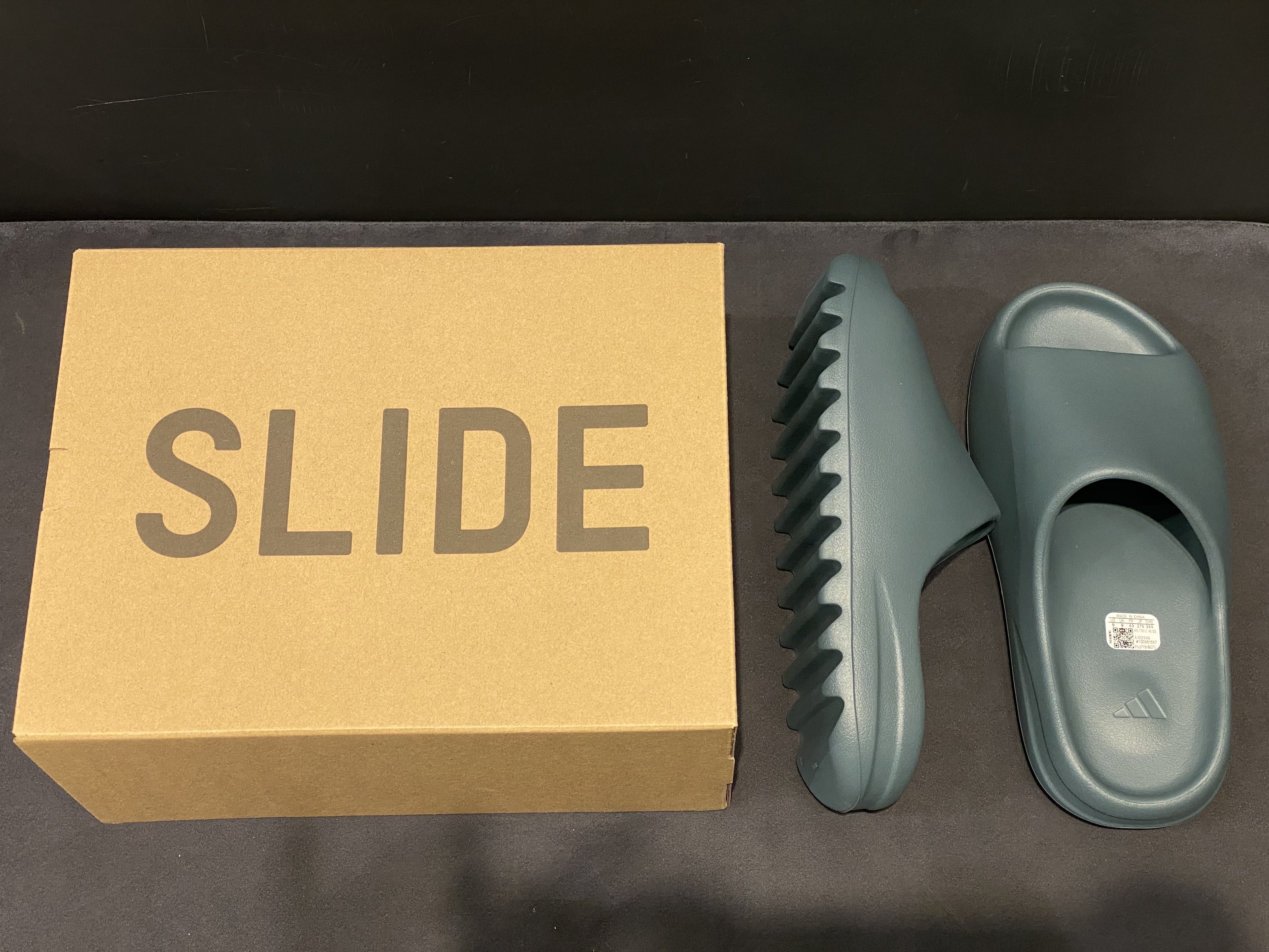 Adidas Yeezy Slide Slate Marine 착용 스타일 - 1