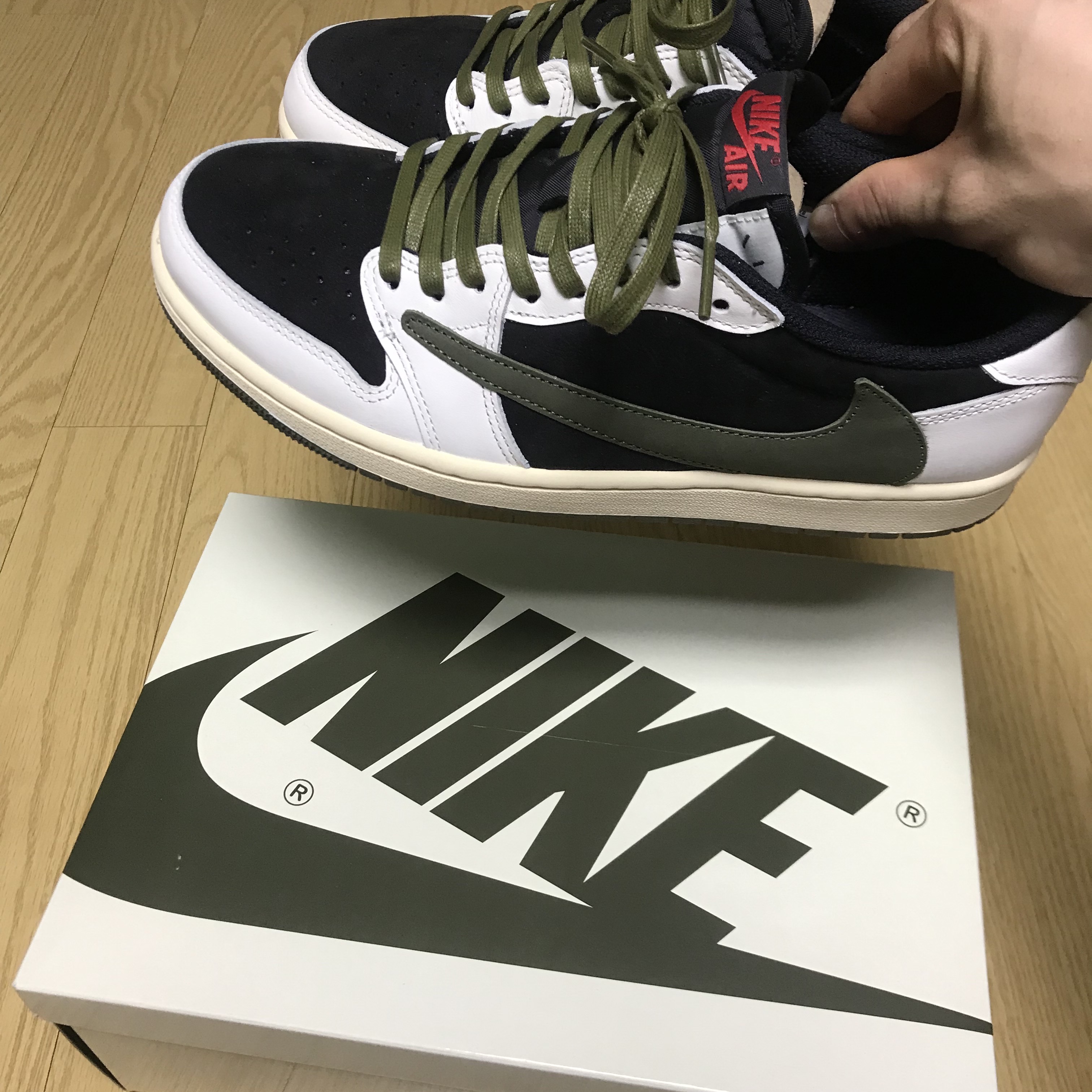 (W) Jordan 1 x Travis Scott Retro Low OG SP Medium Olive 착용 스타일 - 2