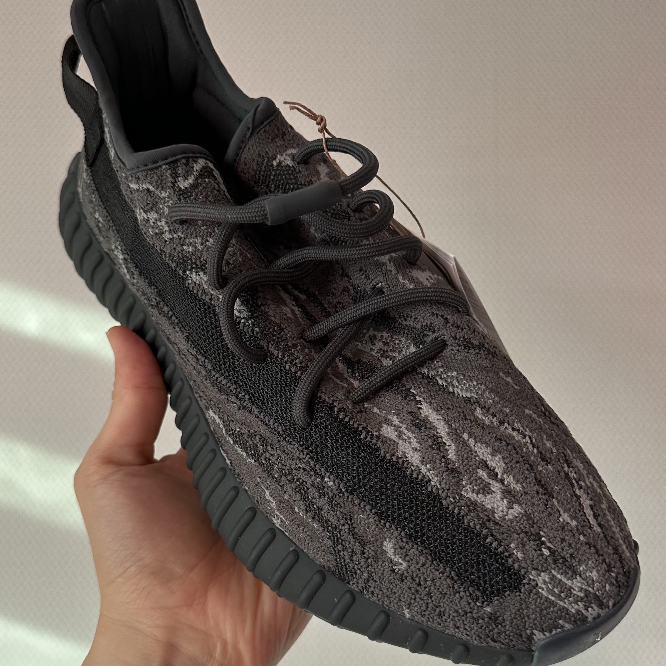 Adidas Yeezy Boost 350 V2 MX Dark Salt 착용 스타일