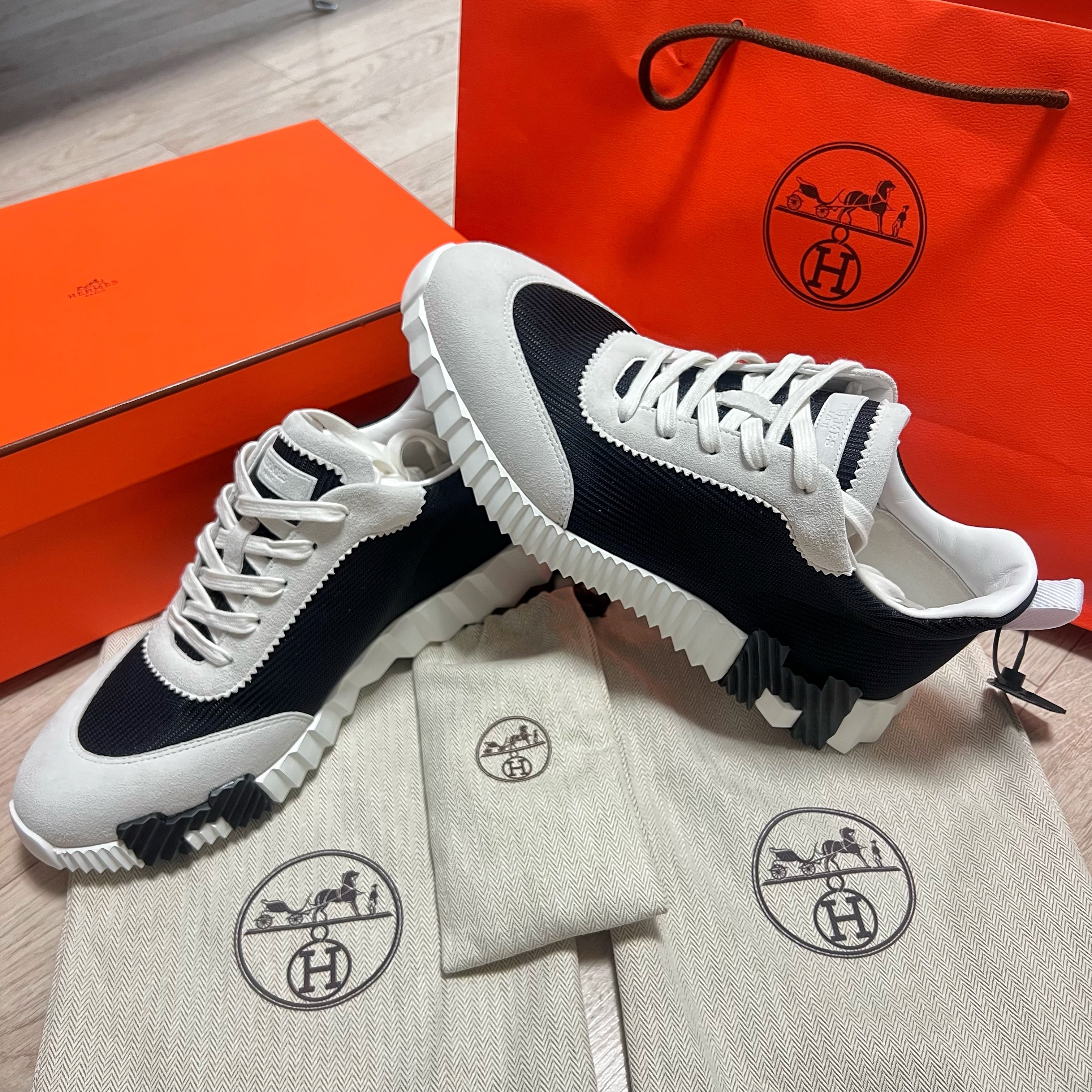Hermes Bouncing Sneakers Mesh Suede Goatskin & Noir Blanc 착용 스타일
