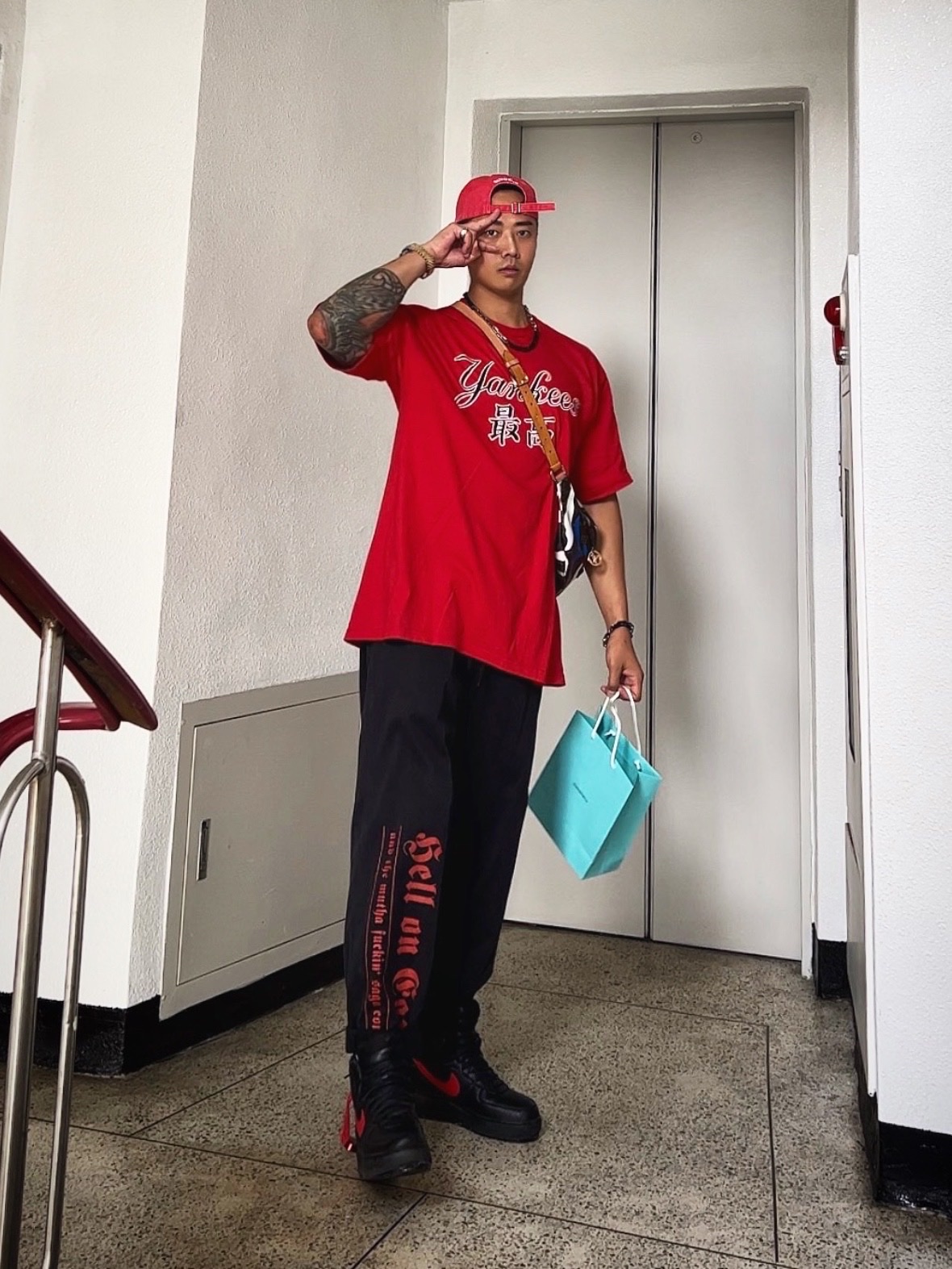 Supreme Pigment Print S Logo 6-Panel Red - 23FW, Supreme x MLB Kanji Teams T-Shirt Yankees Red - 22FW 착용 스타일 - 4