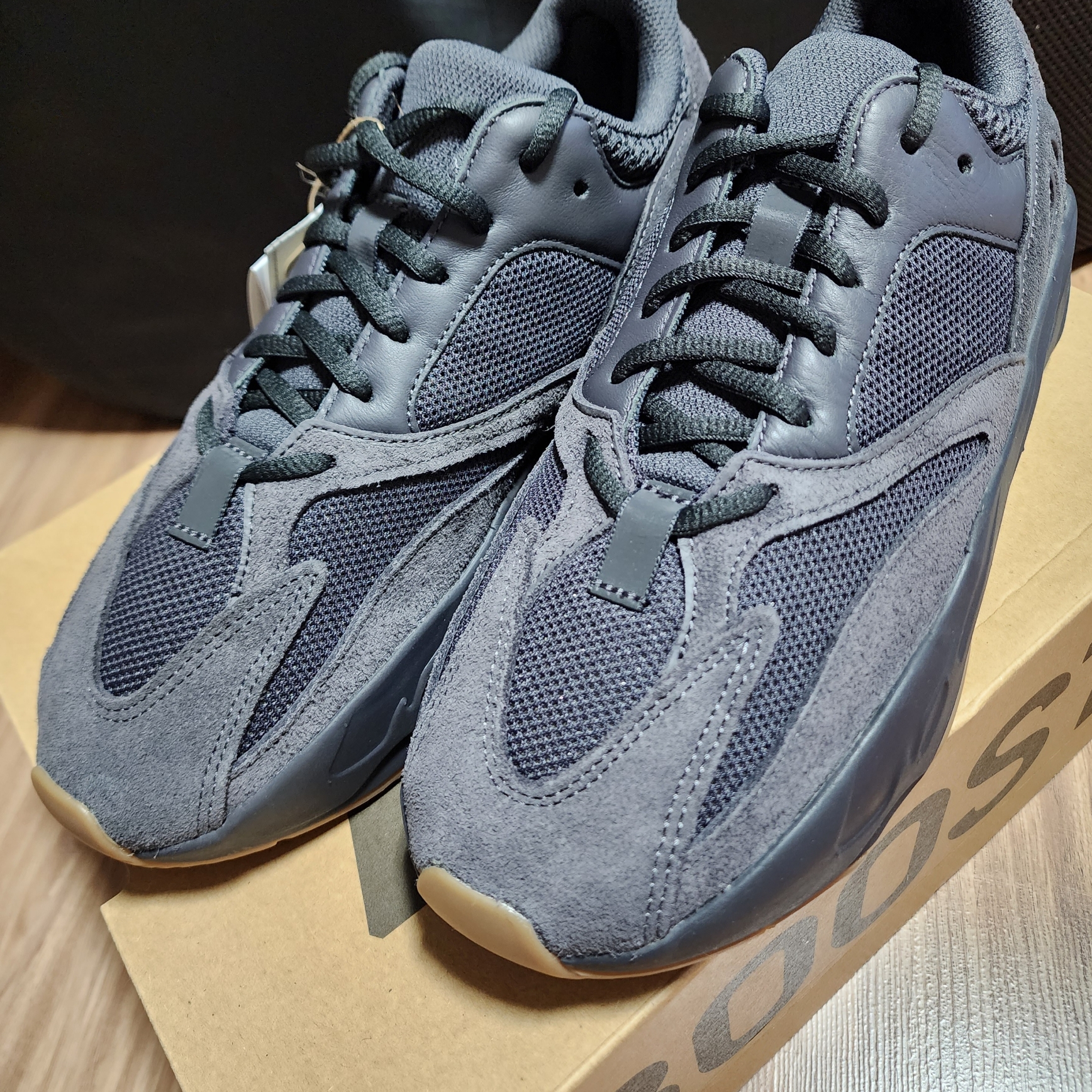 Adidas Yeezy Boost 700 Utility Black 2023 착용 스타일 - 3