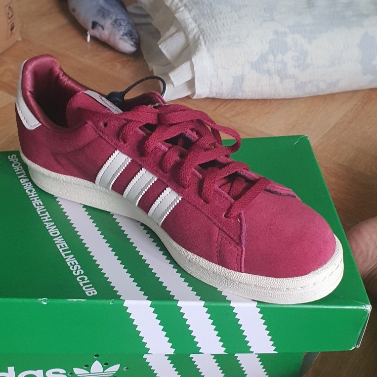 Adidas x Sporty & Rich Campus 80s Collegiate Burgundy Chalk White 착용 스타일
