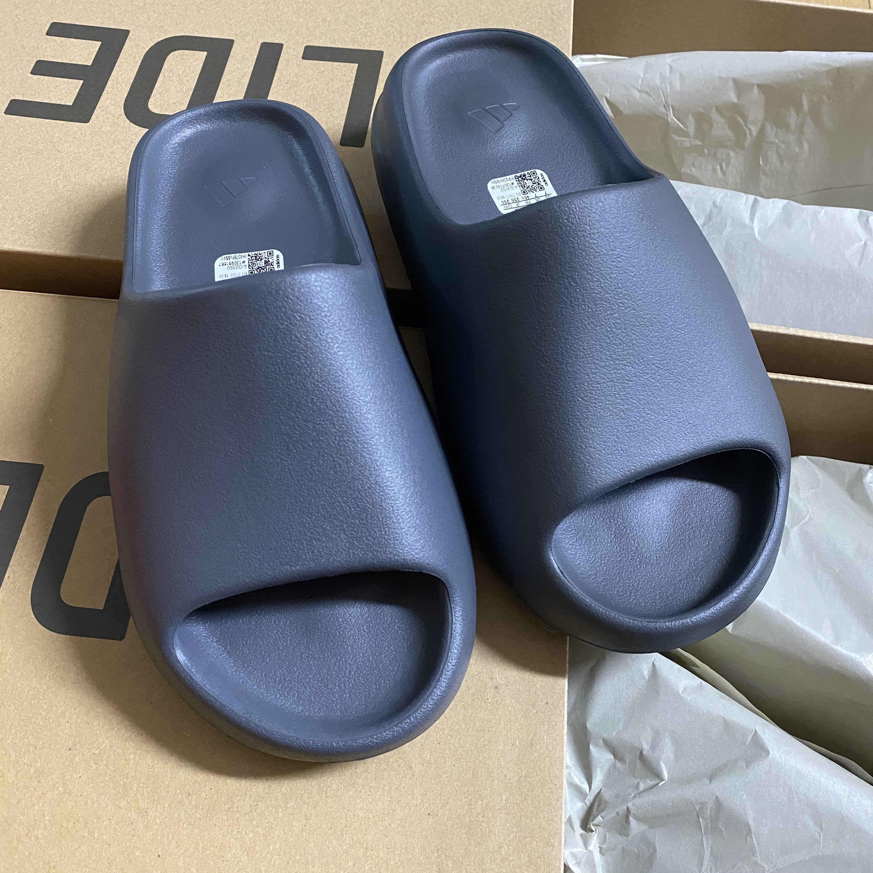 Adidas Yeezy Slide Granite, Adidas Yeezy Slide Slate Grey 착용 스타일 - 2