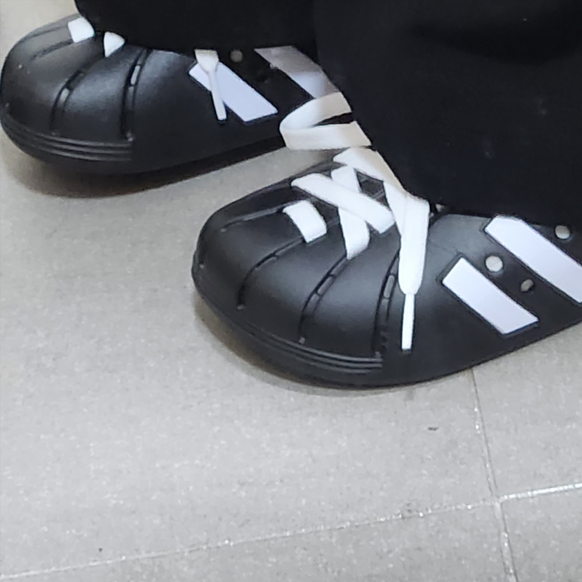 Adidas Adilette Clog Black White 착용 스타일