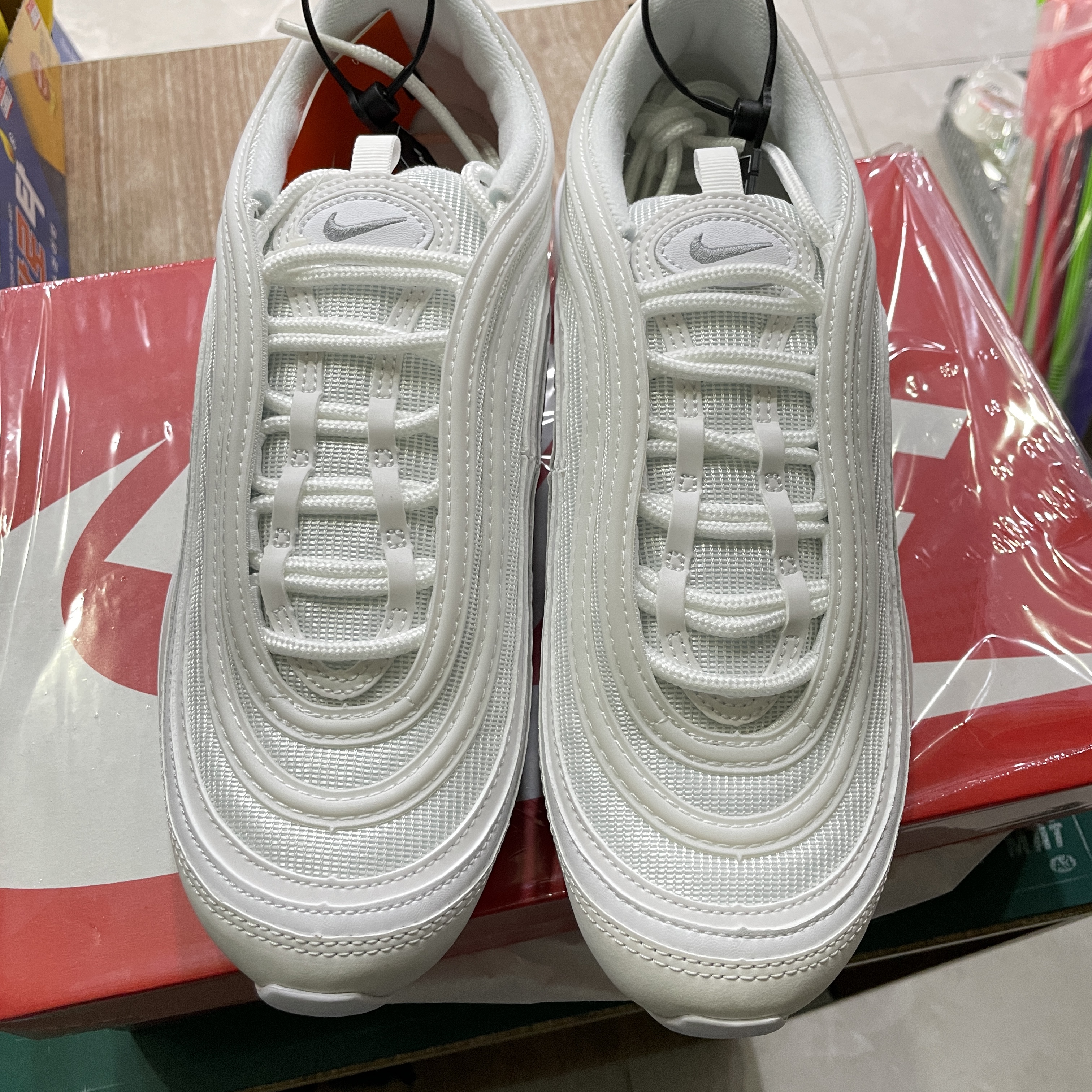 Nike Air Max 97 Triple White Wolf Grey 착용 스타일 - 4
