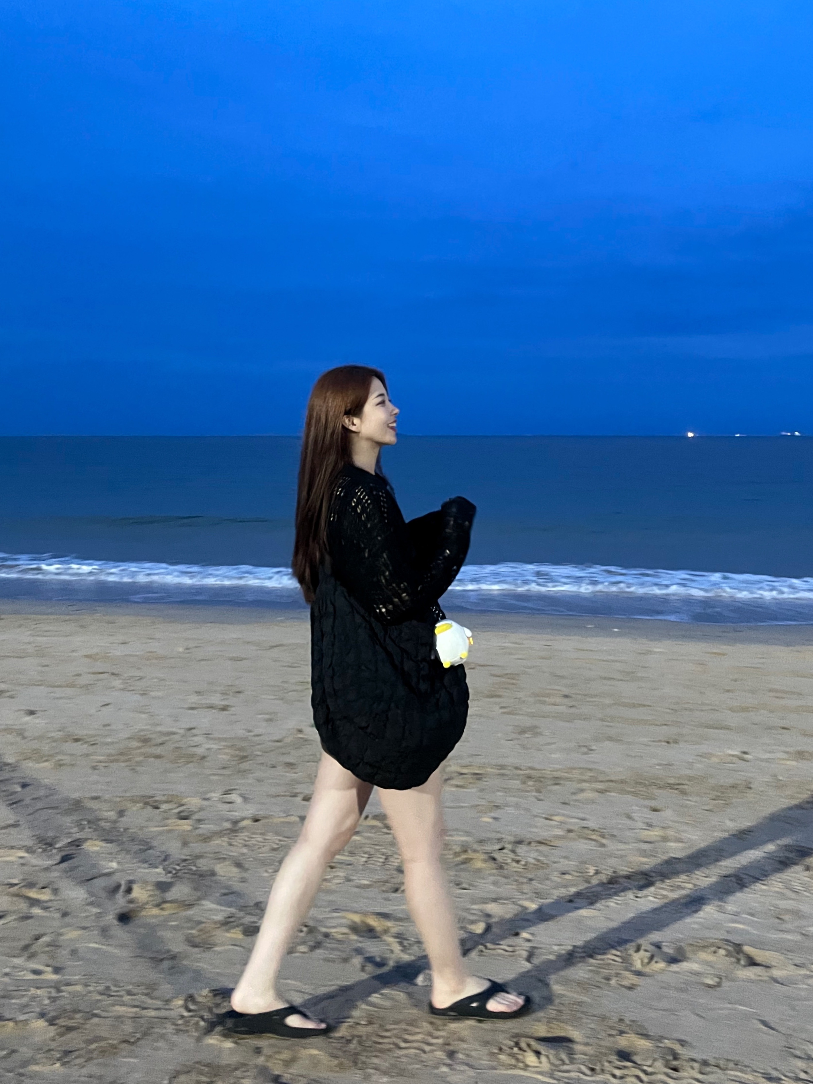 COS Quilted Oversized Shoulder Bag Black, Oofos OOriginal Black 착용 스타일 - 4