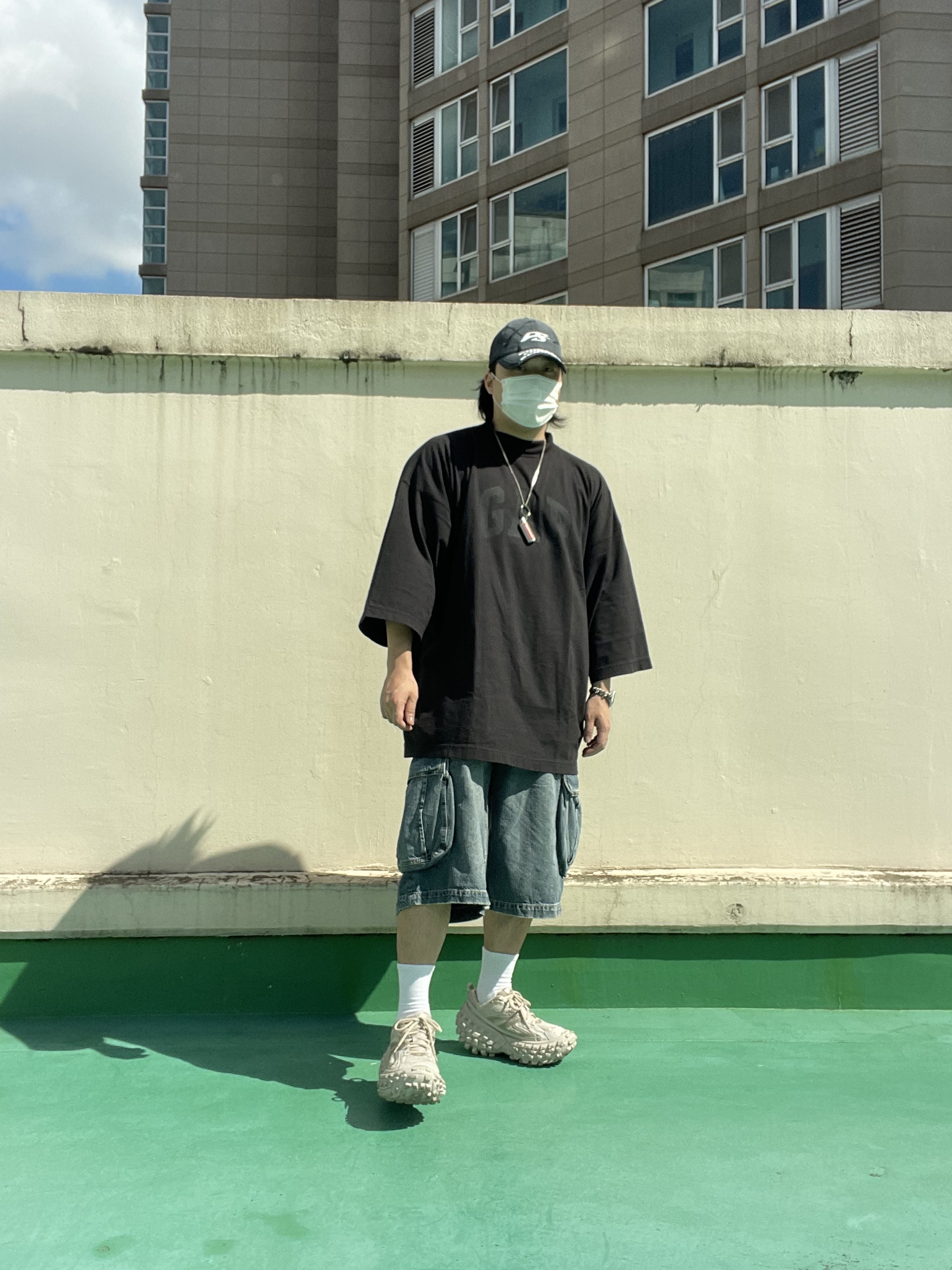Yeezy Gap Engineered By Balenciaga Dove 3/4 Sleeve T-Shirt Black, Supreme Metal Lighter Holster - 19SS 착용 스타일 - 3