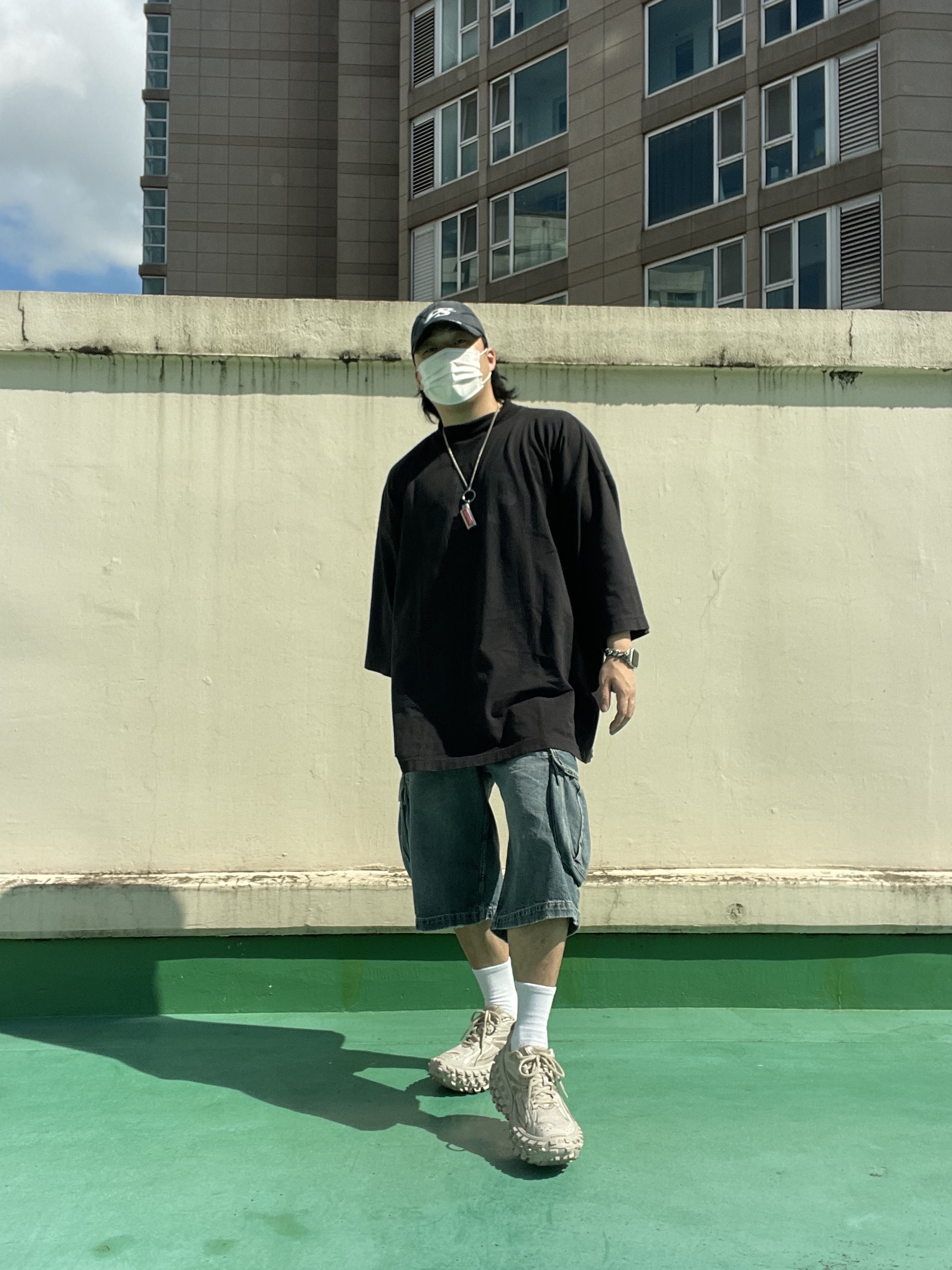 Yeezy Gap Engineered By Balenciaga Dove 3/4 Sleeve T-Shirt Black, Supreme Metal Lighter Holster - 19SS 착용 스타일 - 2