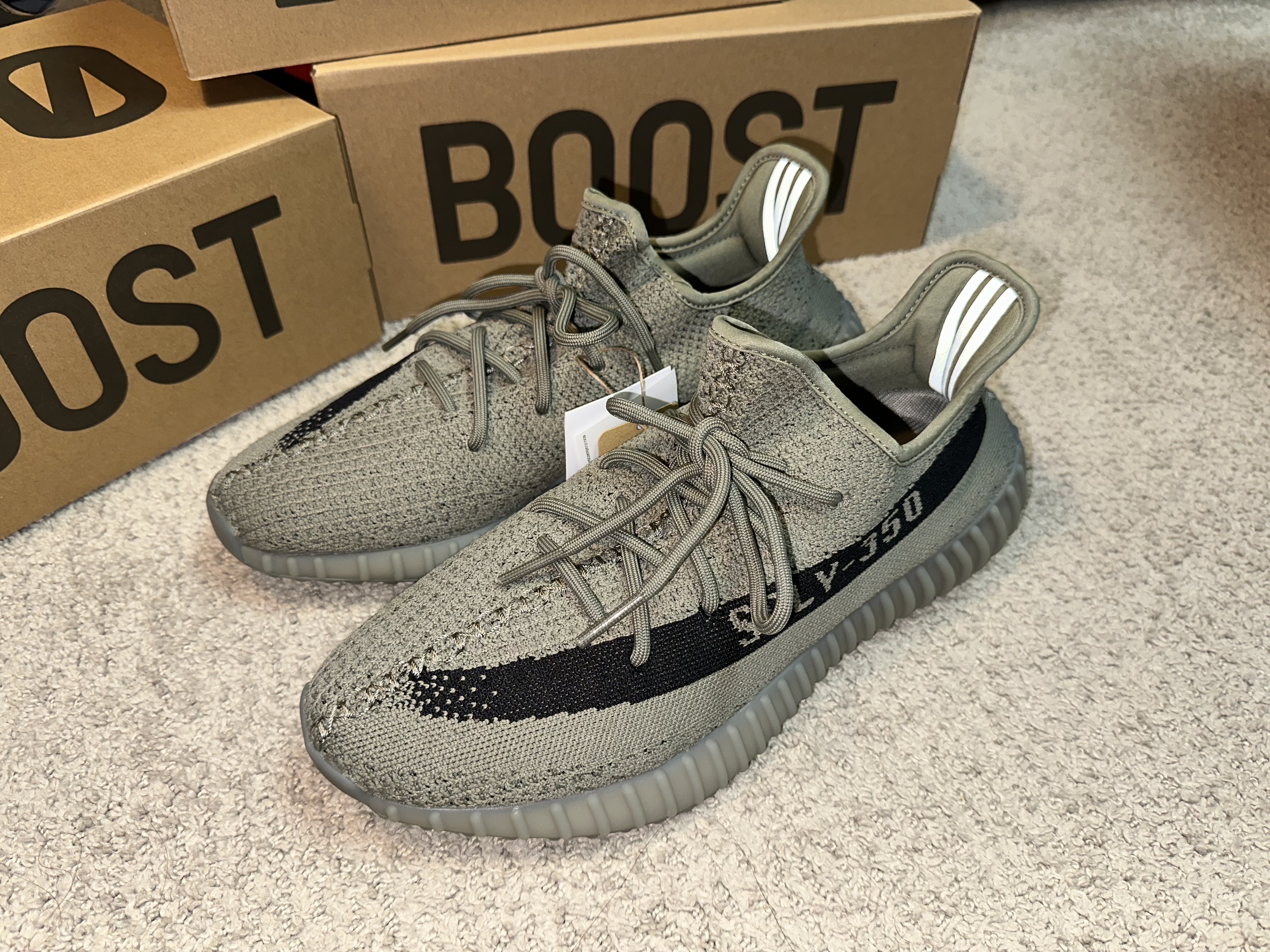 Adidas Yeezy Boost 350 V2 Granite Core Black 착용 스타일 - 2