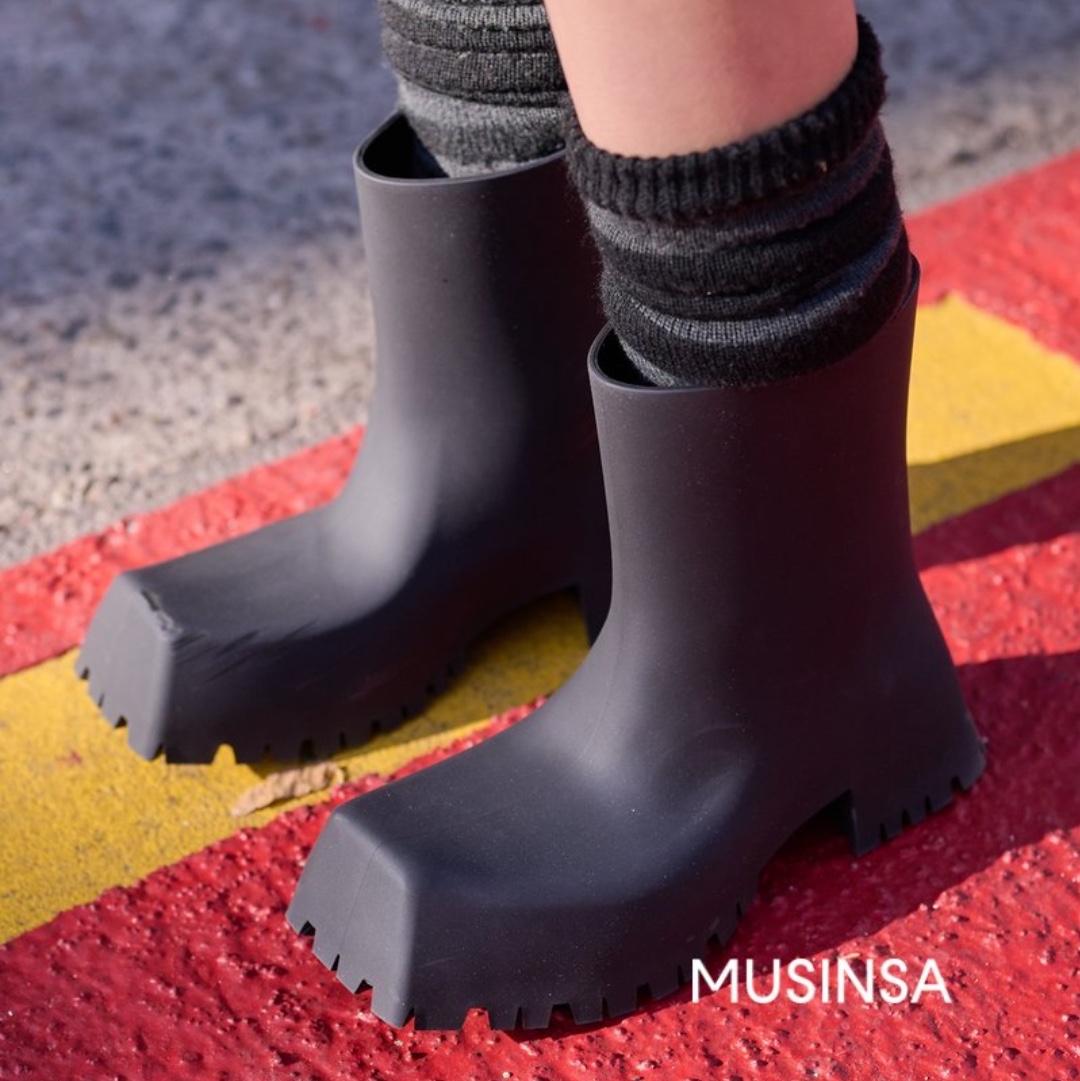 Balenciaga Trooper Rubber Boot Black 착용 스타일 - 2