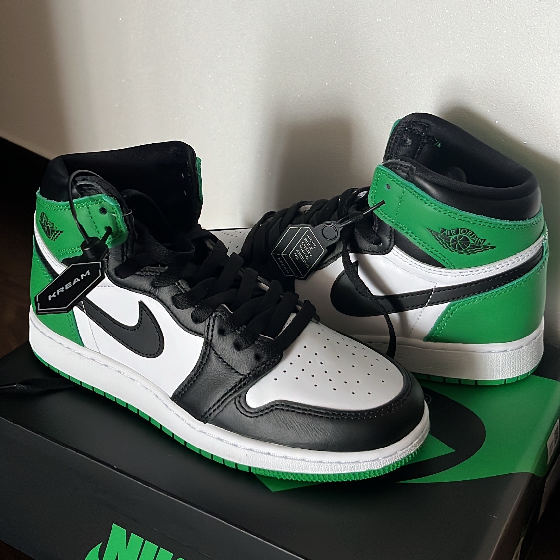 (GS) Jordan 1 Retro High OG Black and Lucky Green 착용 스타일