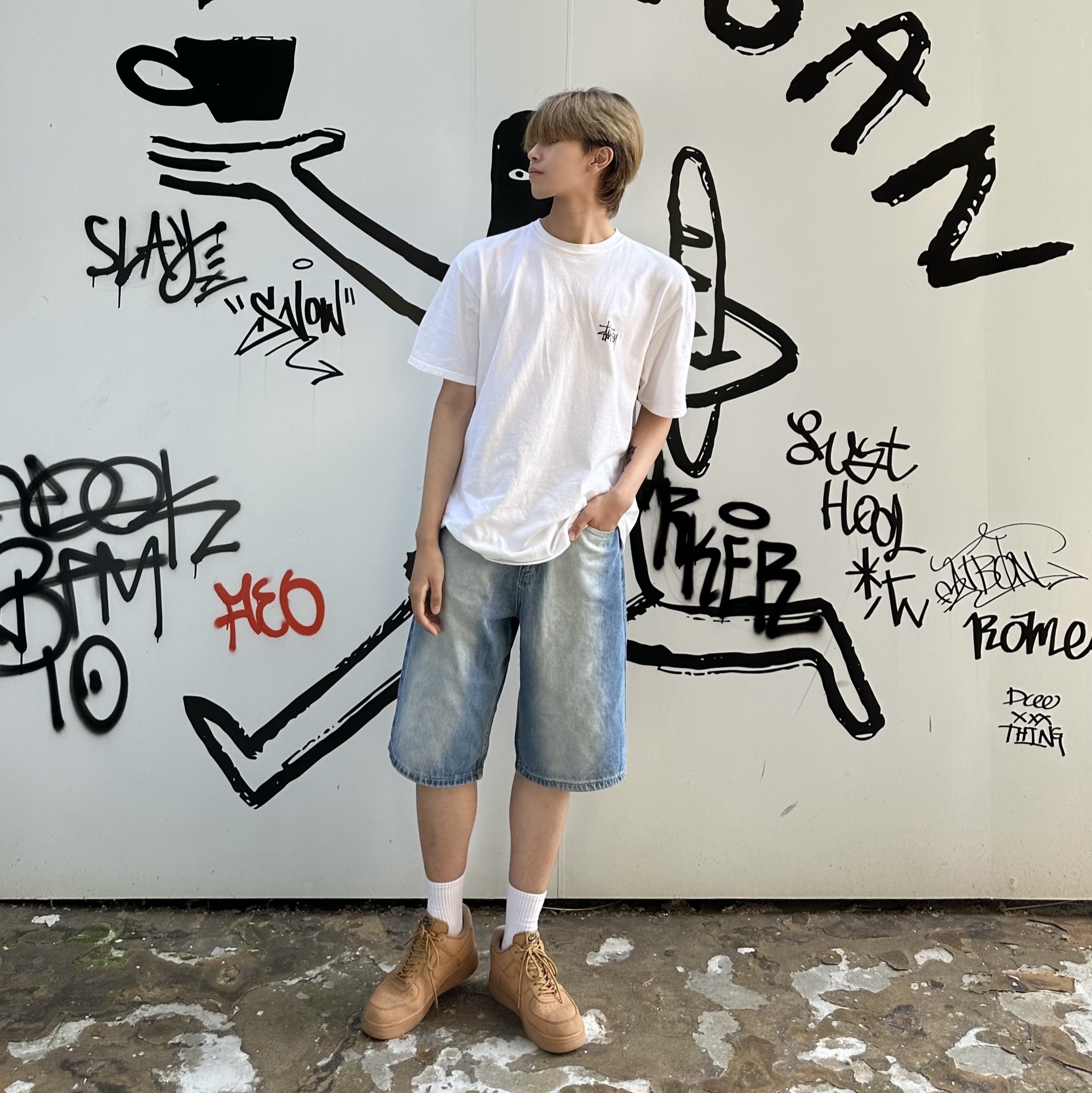 Stussy Melted T-Shirt White, Nike Air Force 1 '07 WB Flax 착용 스타일