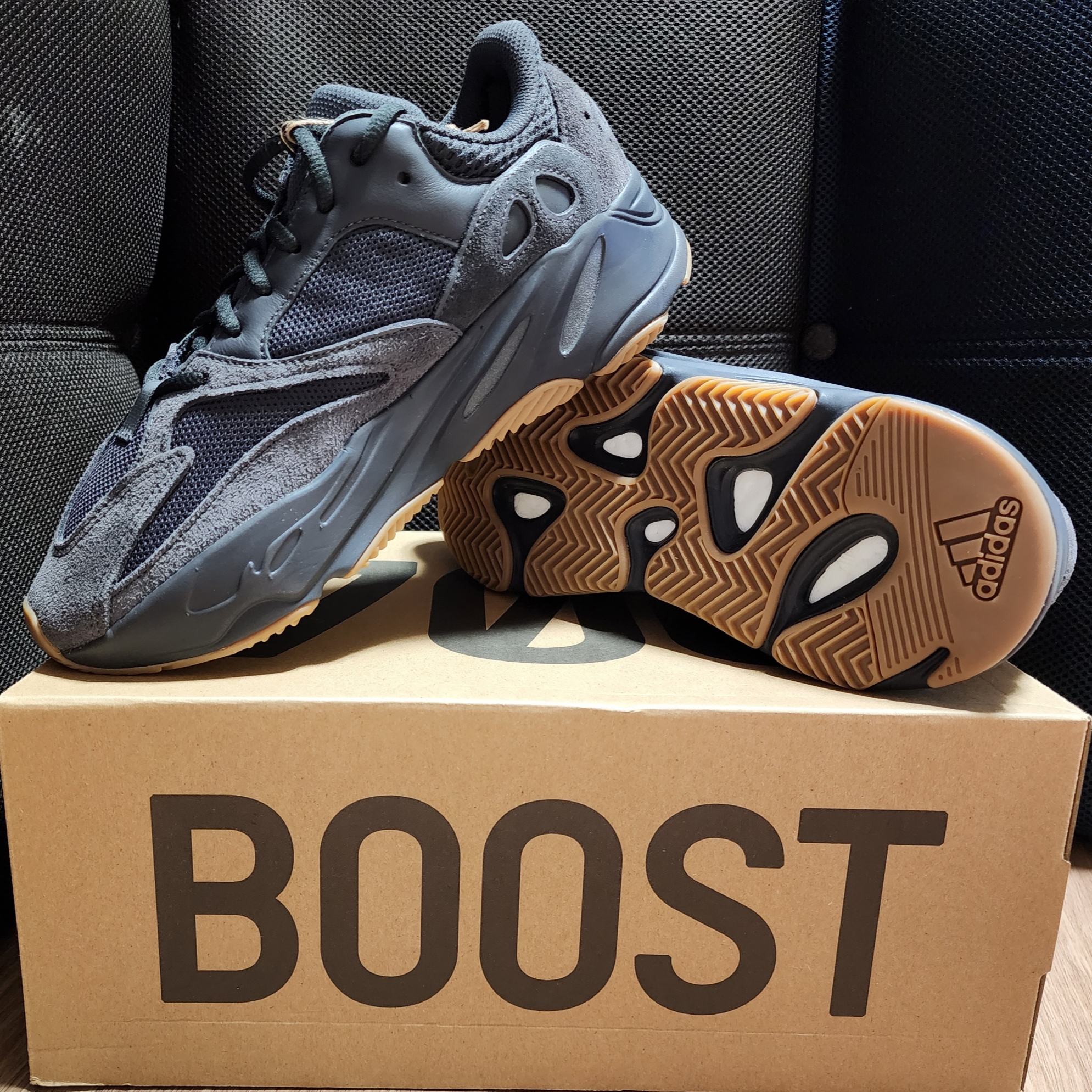 Adidas Yeezy Boost 700 Utility Black 2023 착용 스타일 - 2
