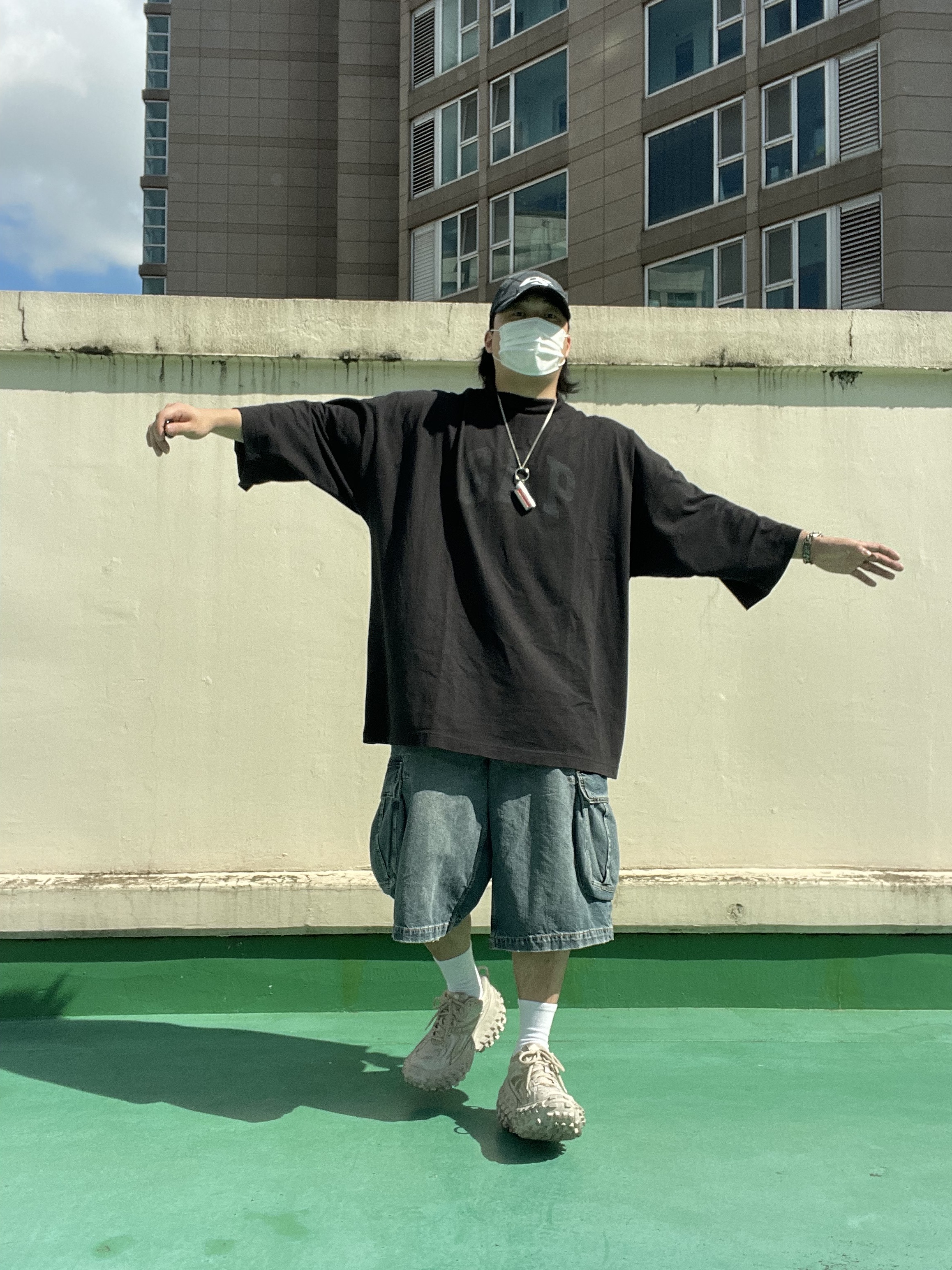 Yeezy Gap Engineered By Balenciaga Dove 3/4 Sleeve T-Shirt Black, Supreme Metal Lighter Holster - 19SS 착용 스타일 - 1