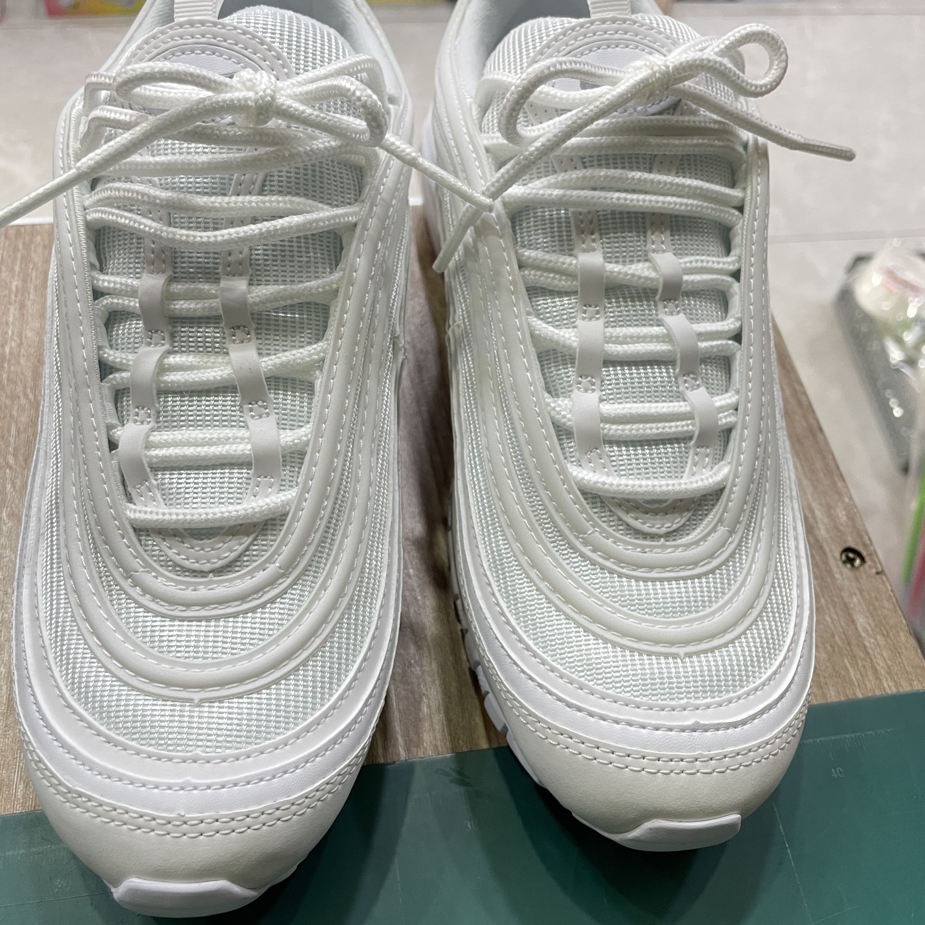 Nike Air Max 97 Triple White Wolf Grey 착용 스타일 - 2