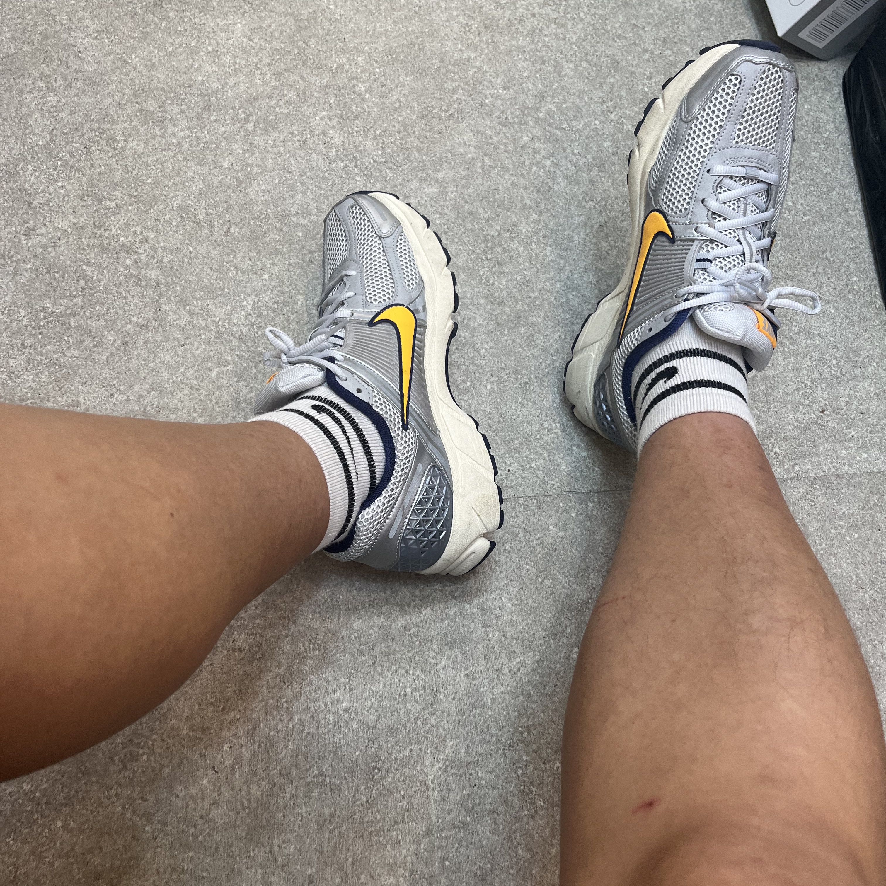 Nike Zoom Vomero 5 Pure Platinum and Laser Orange 착용 스타일