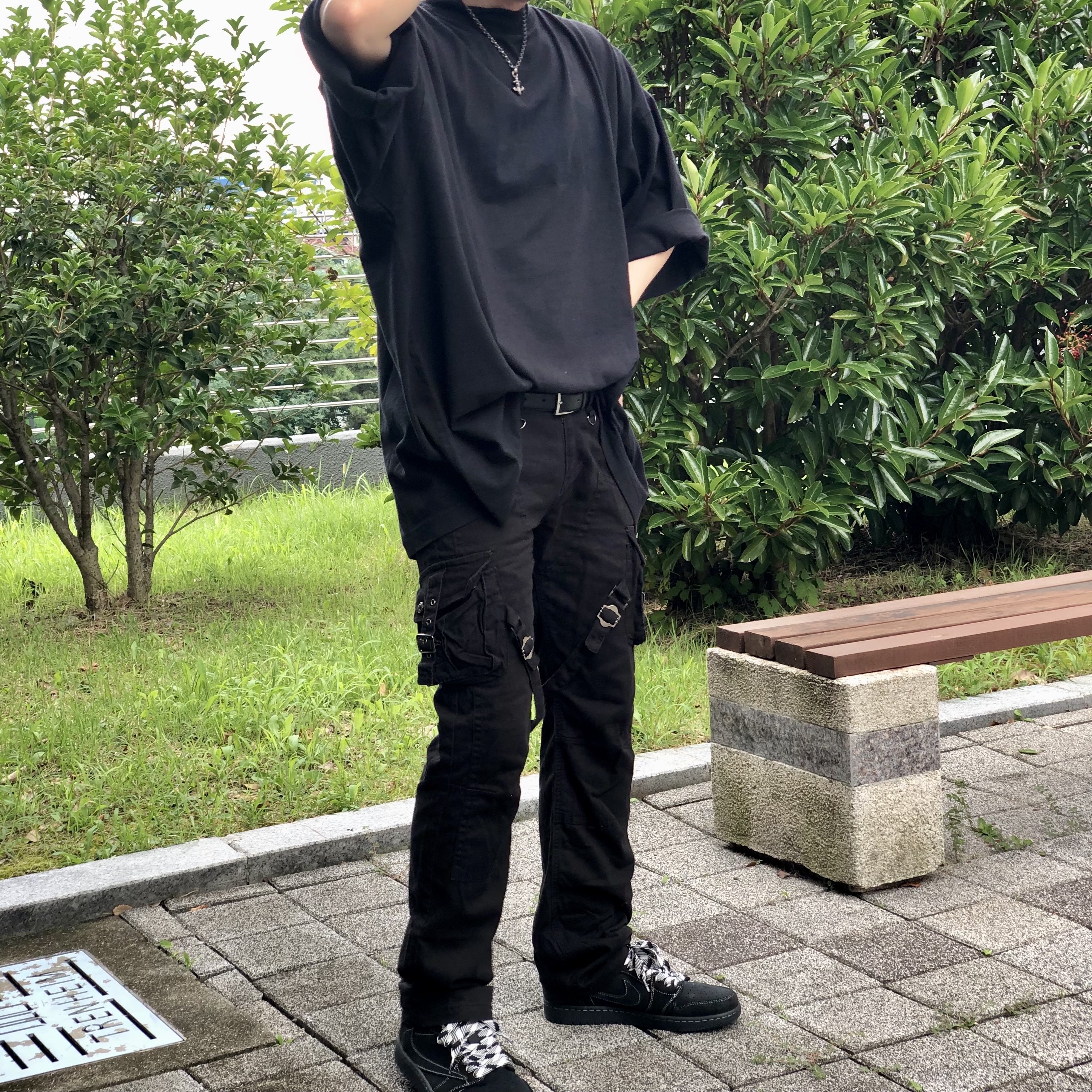 Yeezy Gap Engineered By Balenciaga Dove 3/4 Sleeve T-Shirt Black, Jordan 1 x Travis Scott Retro Low OG SP Black Phantom 착용 스타일 - 1