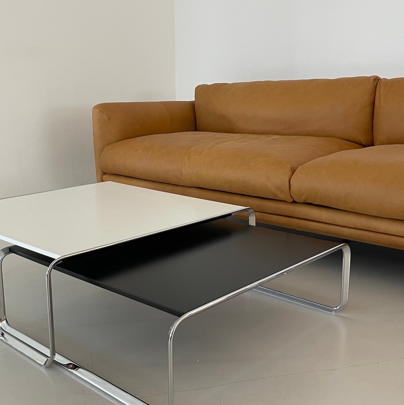 Tecta K1B Oblique Couch Table Black, Tecta K1B Oblique Couch Table Pure White 착용 스타일