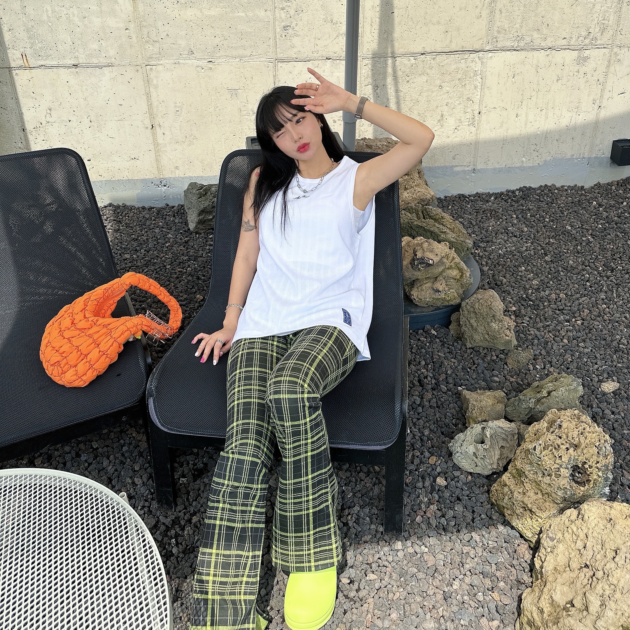 COS Quilted Mini Bag Bright Orange, (W) Adidas Adifom Stan Smith Mule Lucid Lemon 착용 스타일 - 2