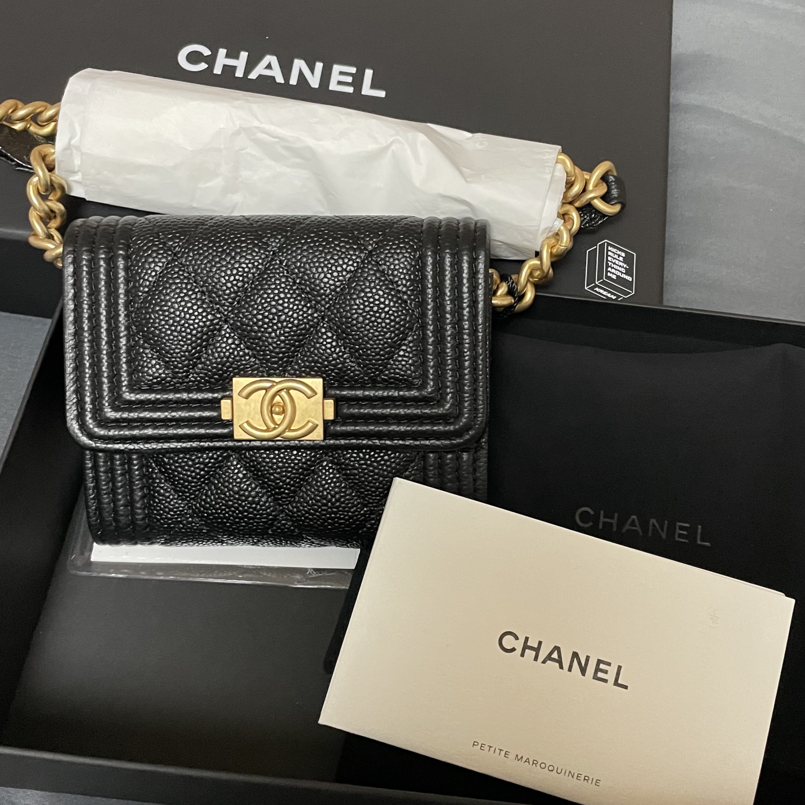 Chanel Boy Chanel Flap Coin Purse With Chain Grained Calfskin & Gold Black 착용 스타일