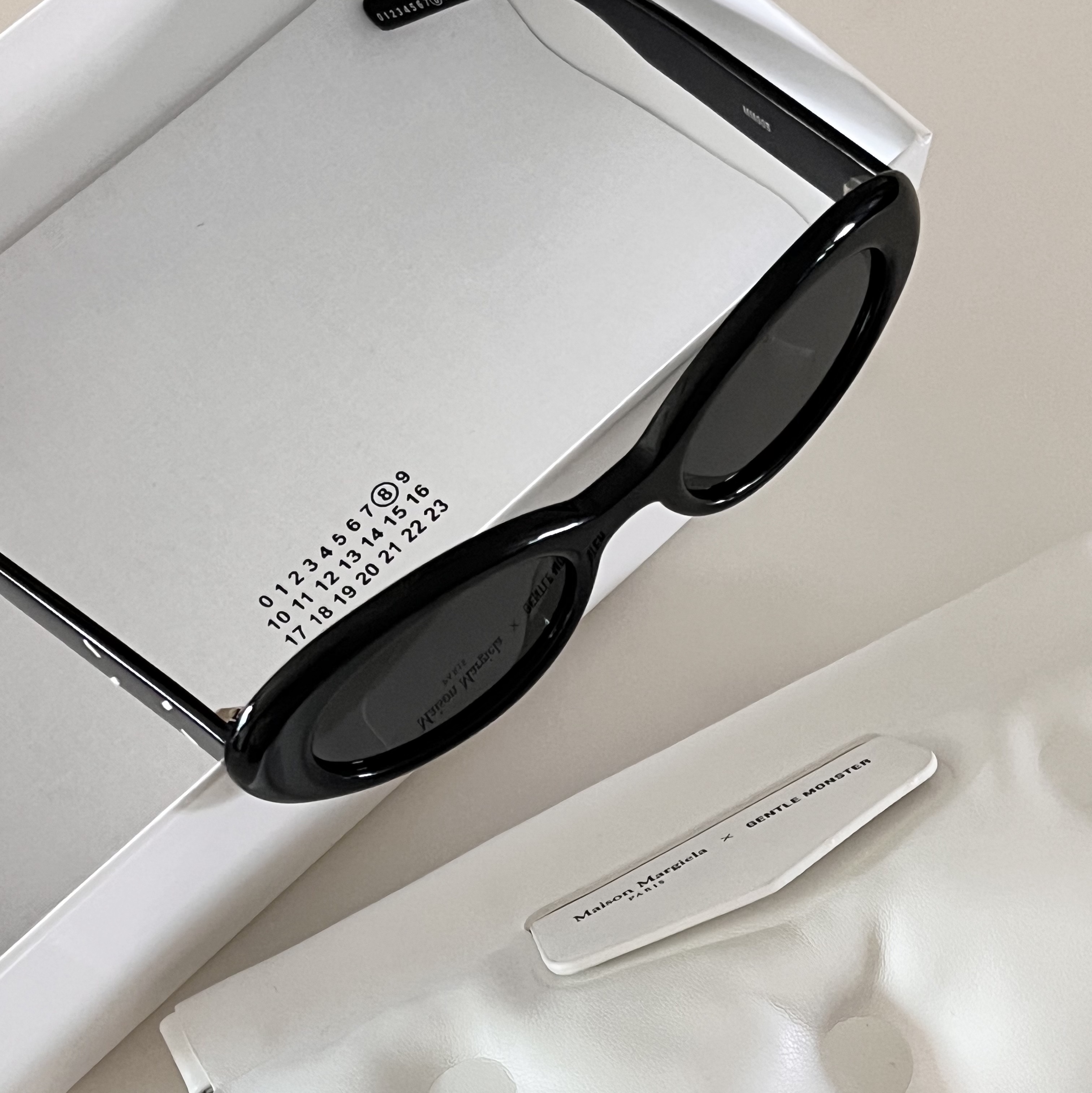Gentle Monster x Maison Margiela MM005 Black Black 착용 스타일