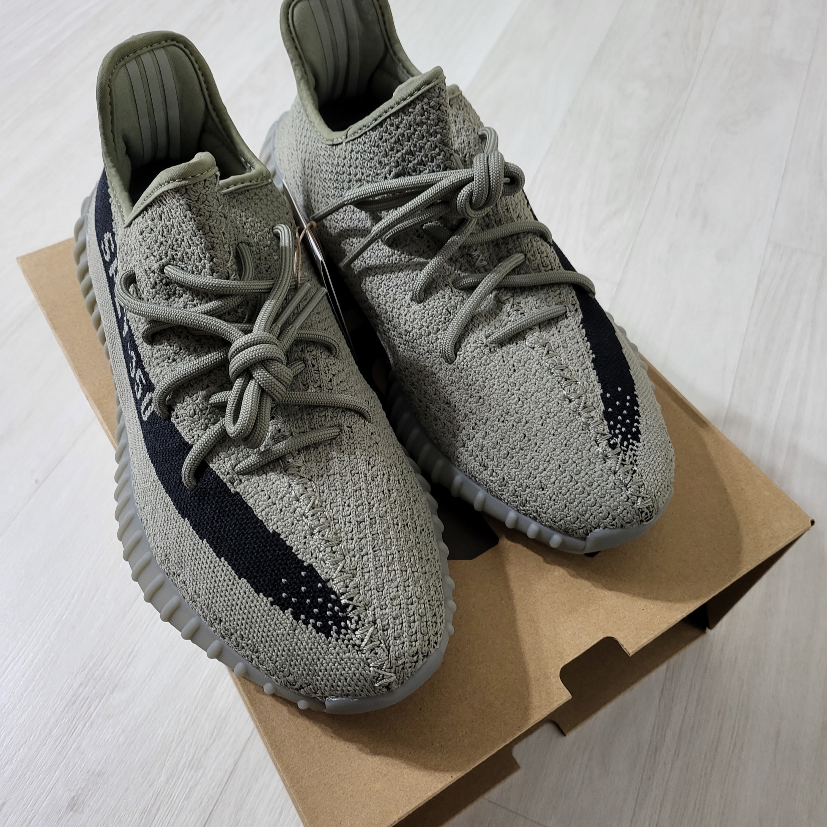 Adidas Yeezy Boost 350 V2 Granite Core Black 착용 스타일 - 2