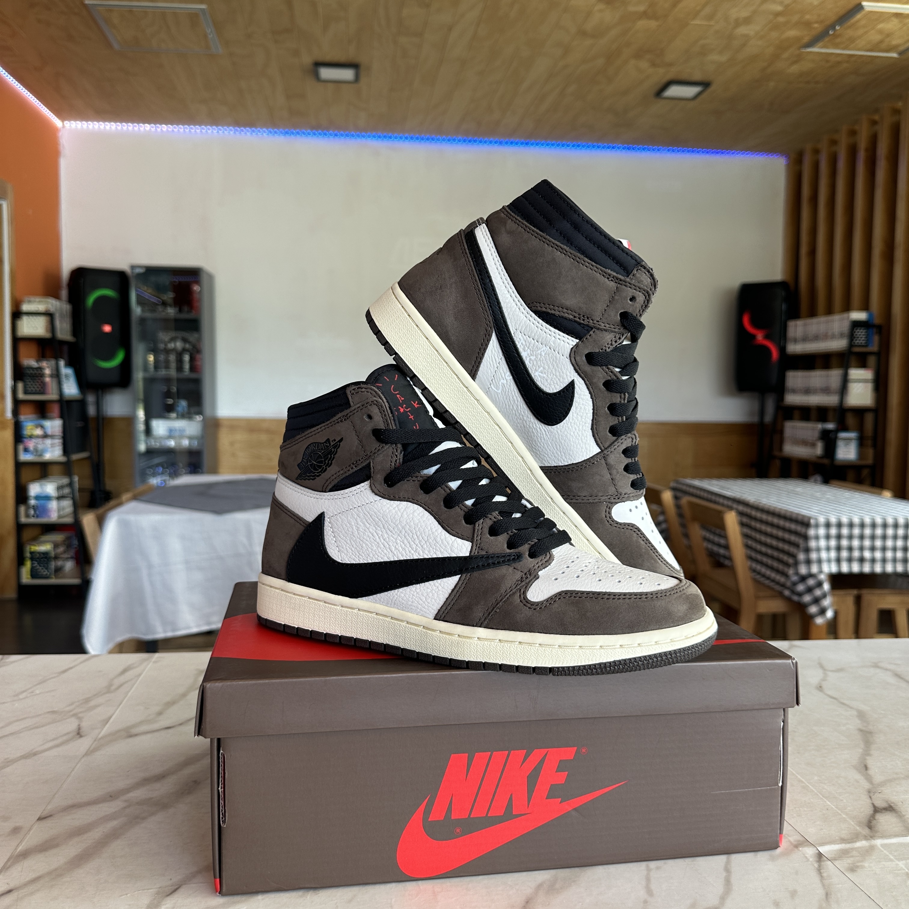 Jordan 1 x Travis Scott Retro High OG SP Mocha, Samsung The Freestyle All Round Player White (Korean Ver.) 착용 스타일 - 3