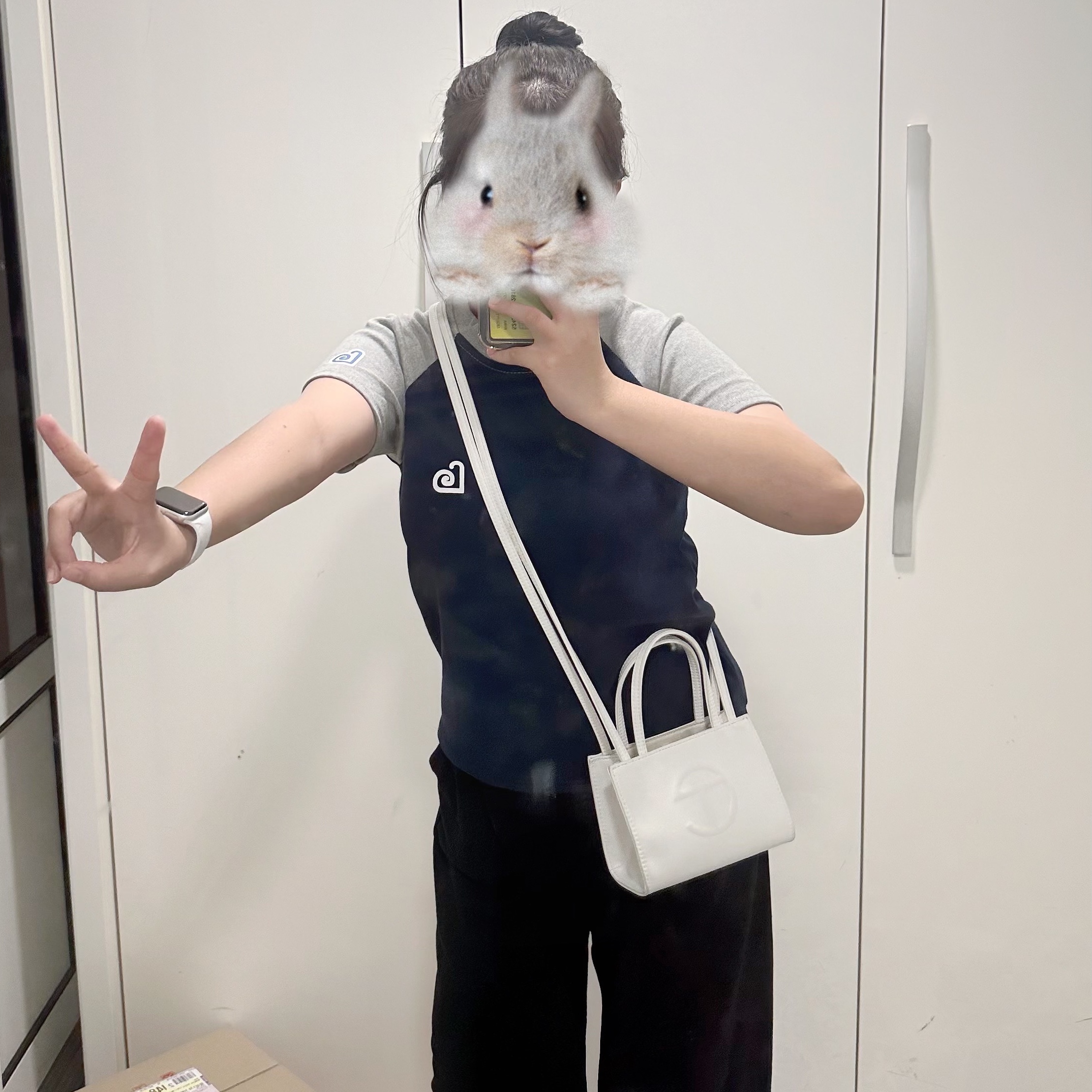 Telfar Small Shopping Bag White 착용 스타일