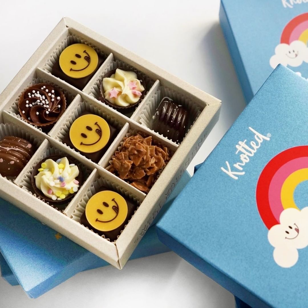 Knotted Cream Bunny Pave Chocolate Pink, Knotted Smile Milk Pave Chocolate 착용 스타일 - 2
