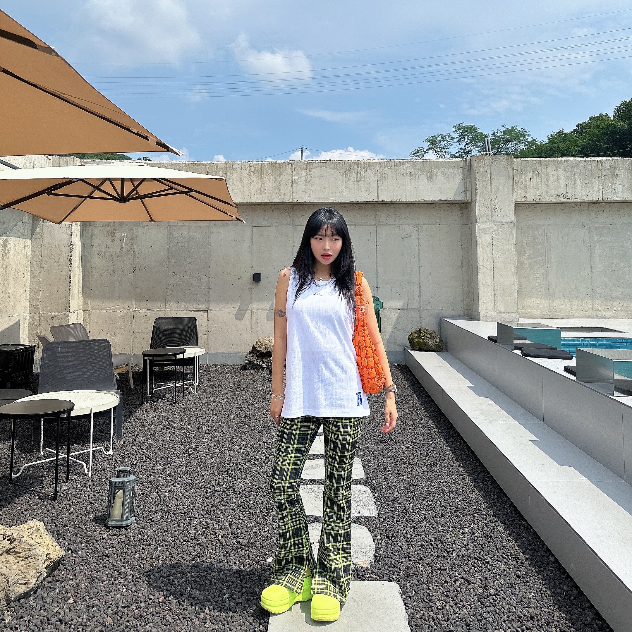 COS Quilted Mini Bag Bright Orange, (W) Adidas Adifom Stan Smith Mule Lucid Lemon 착용 스타일 - 1