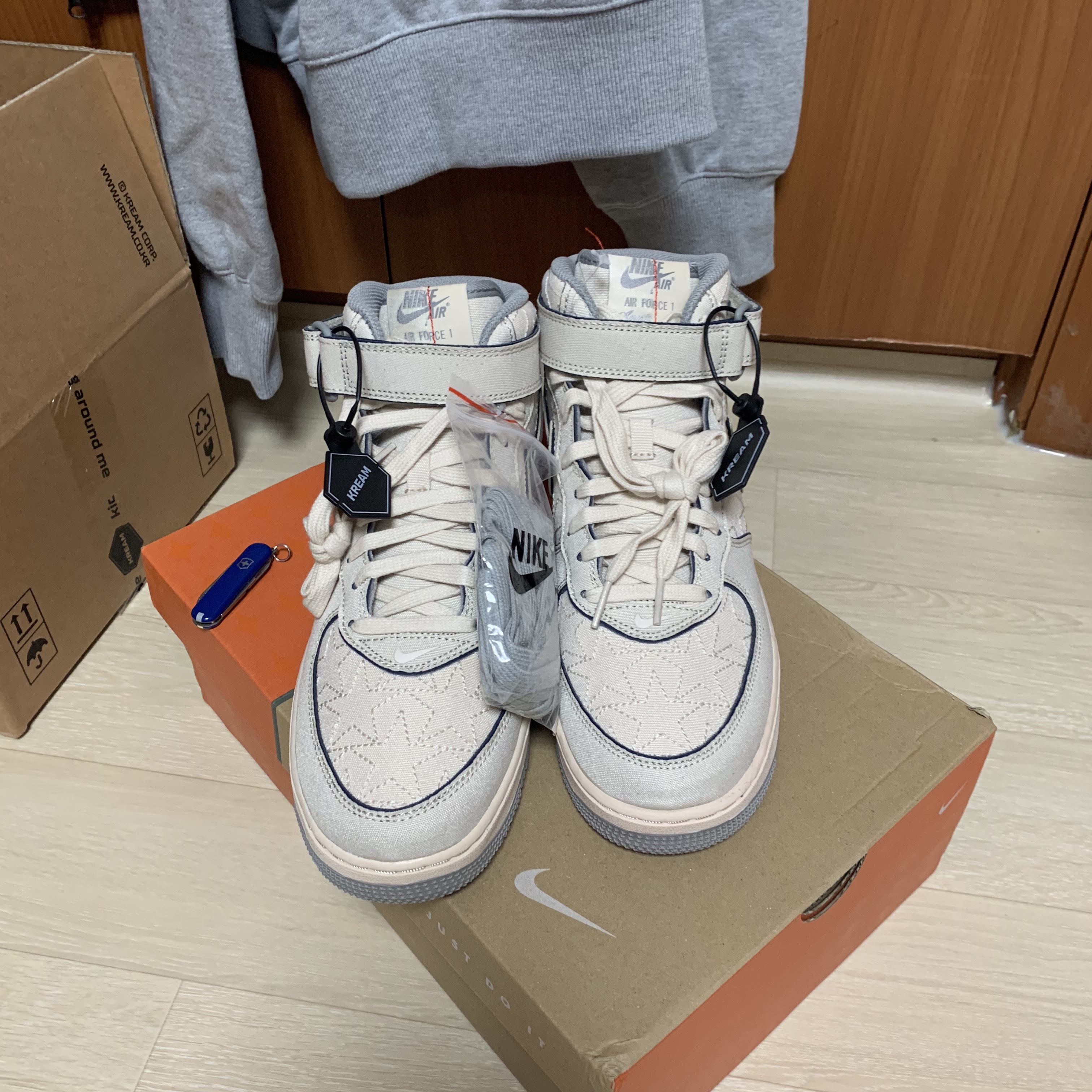Nike Air Force 1 Mid '07 Pearl White 착용 스타일 - 2