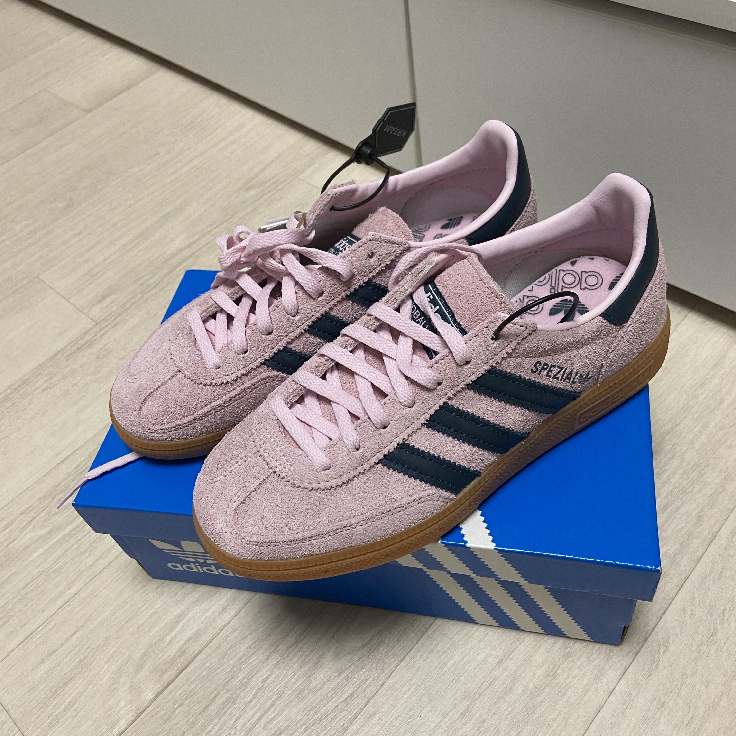 (W) Adidas Spezial Handball Clear Pink 착용 스타일 - 2