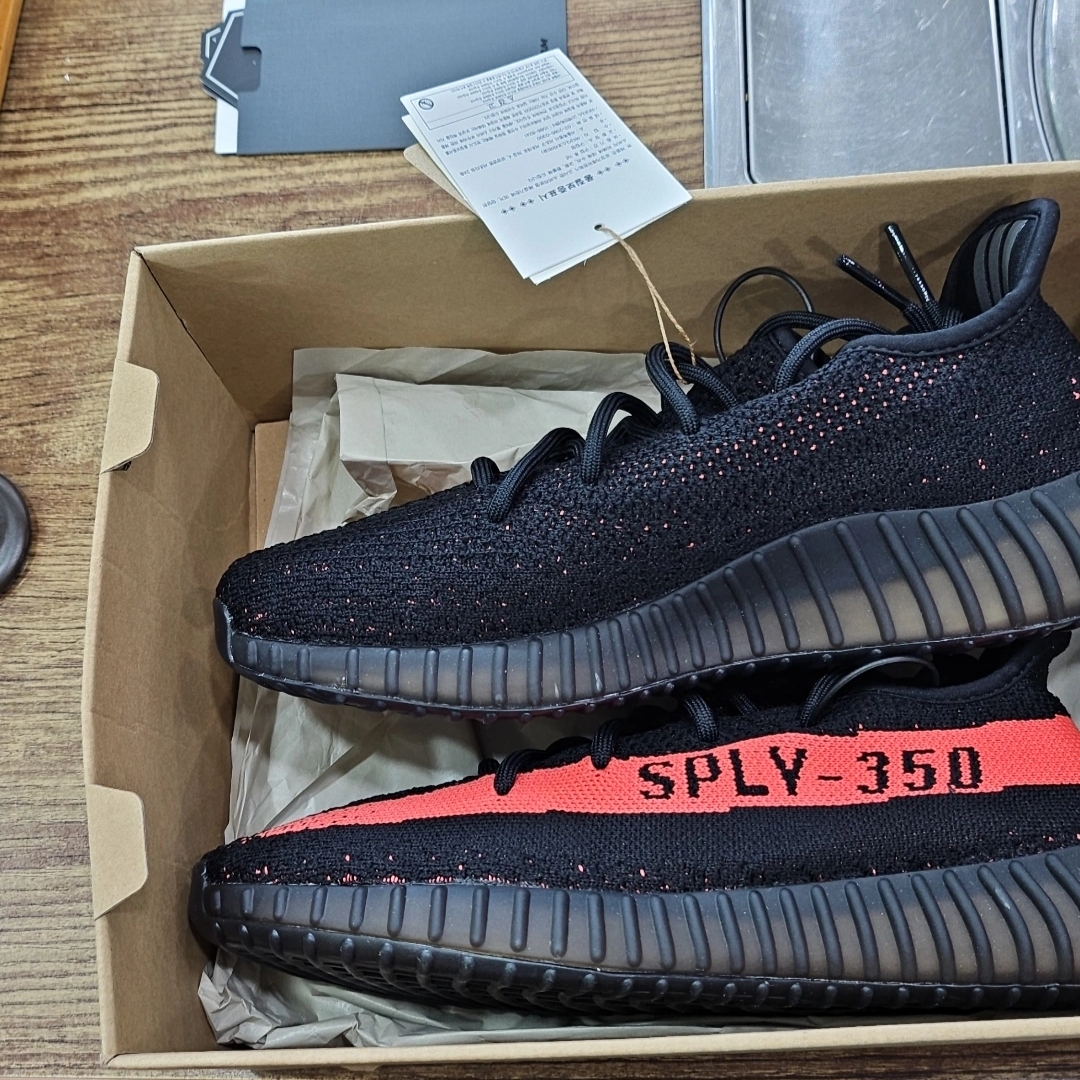 Adidas Yeezy Boost 350 V2 Core Black Red 2022/2023 착용 스타일 - 2