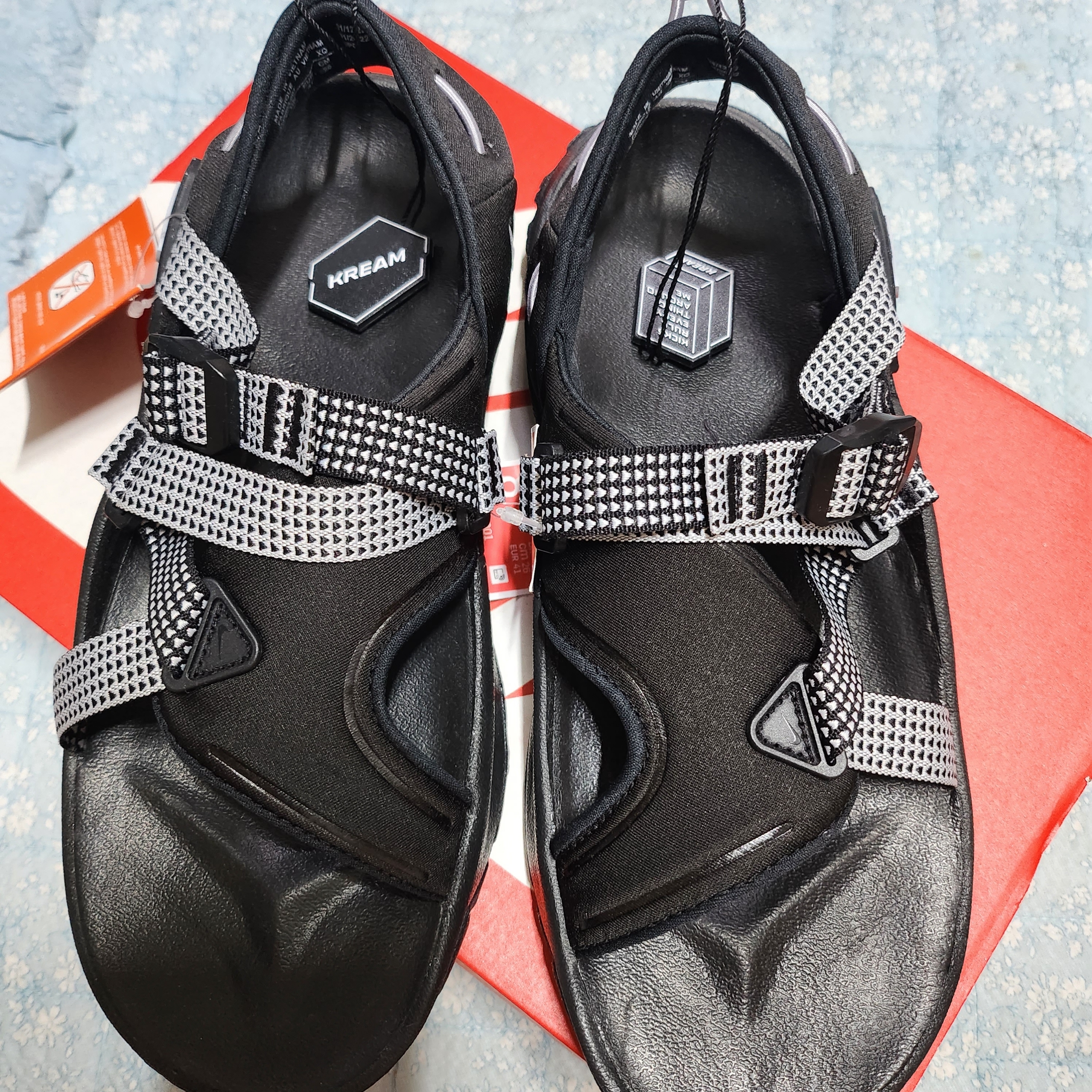 Nike Oneonta Sandal Pure Platinum 착용 스타일