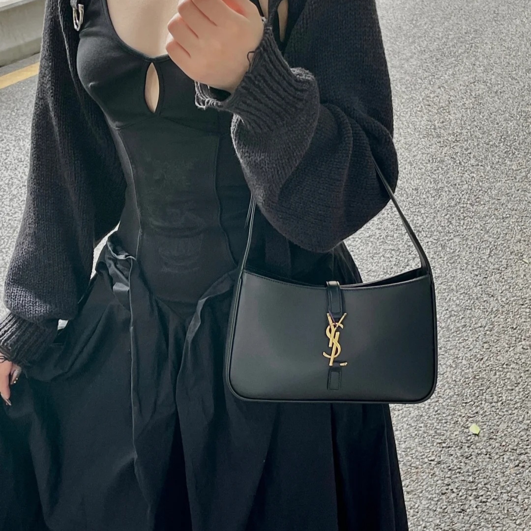 Saint Laurent Le 5 A 7 Mini Hobo in Smooth Leather Black 착용 스타일