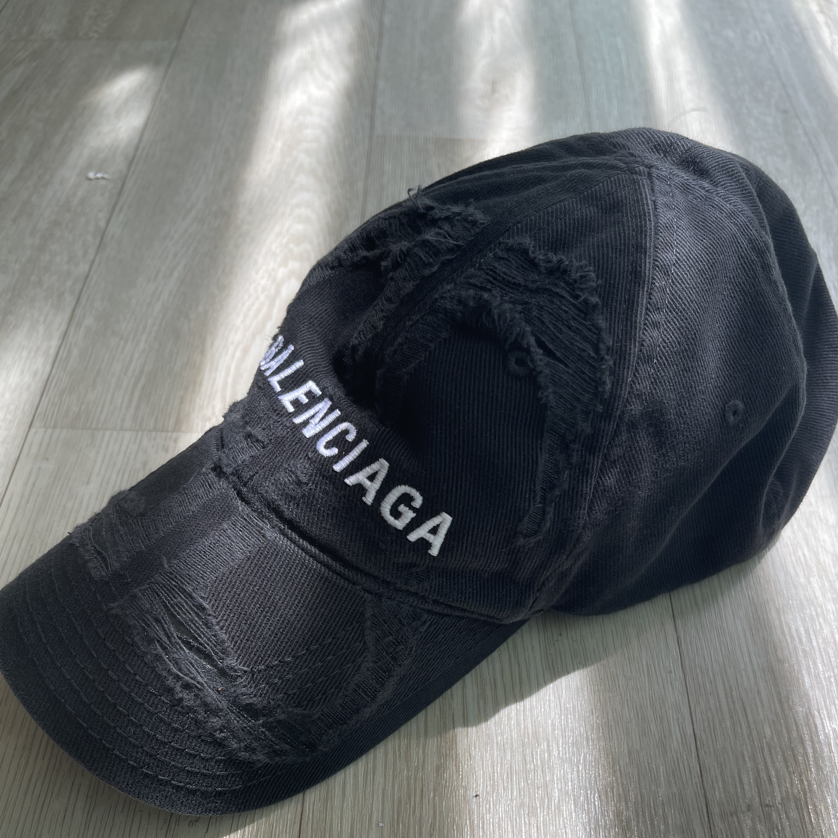 Balenciaga BB Laser Destroyed Cap Black 착용 스타일 - 1