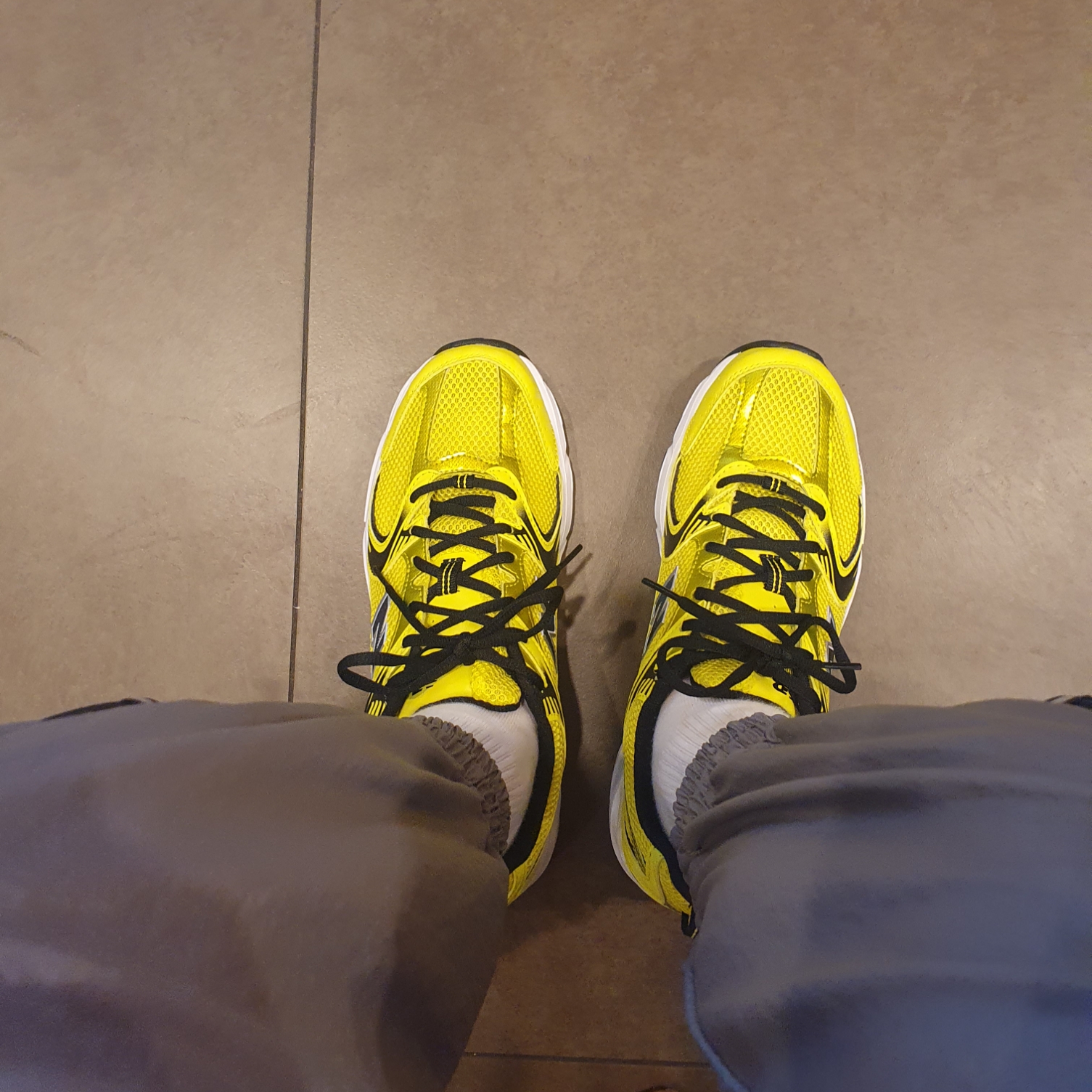 New Balance 530 Yellow 착용 스타일