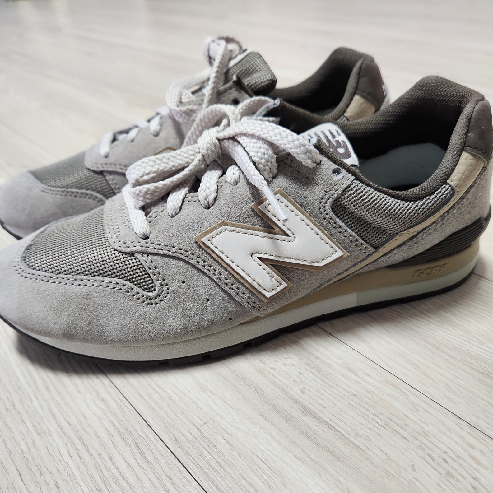 New Balance 996 Brown 착용 스타일