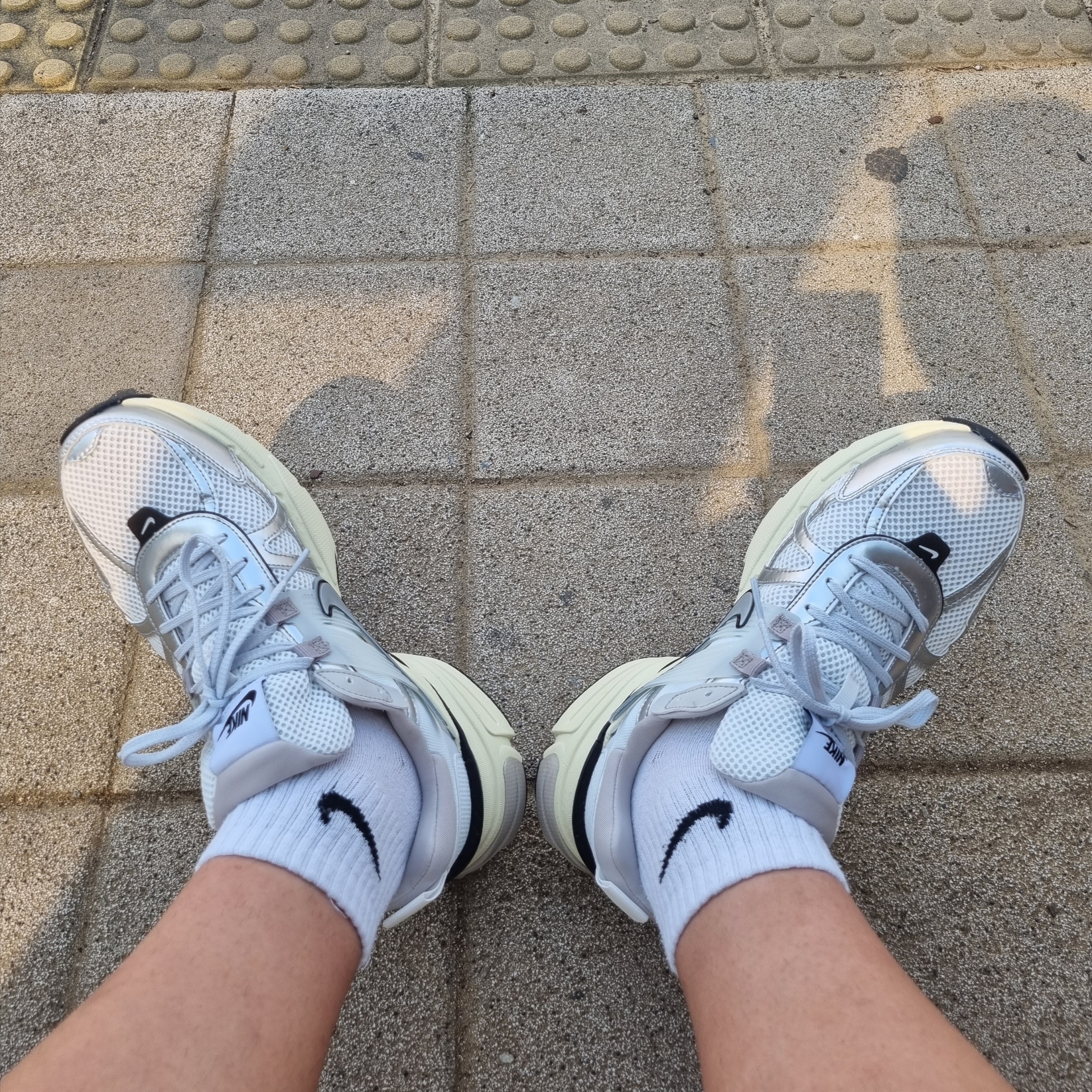 Nike V2K Run Summit White Metallic Silver 착용 스타일