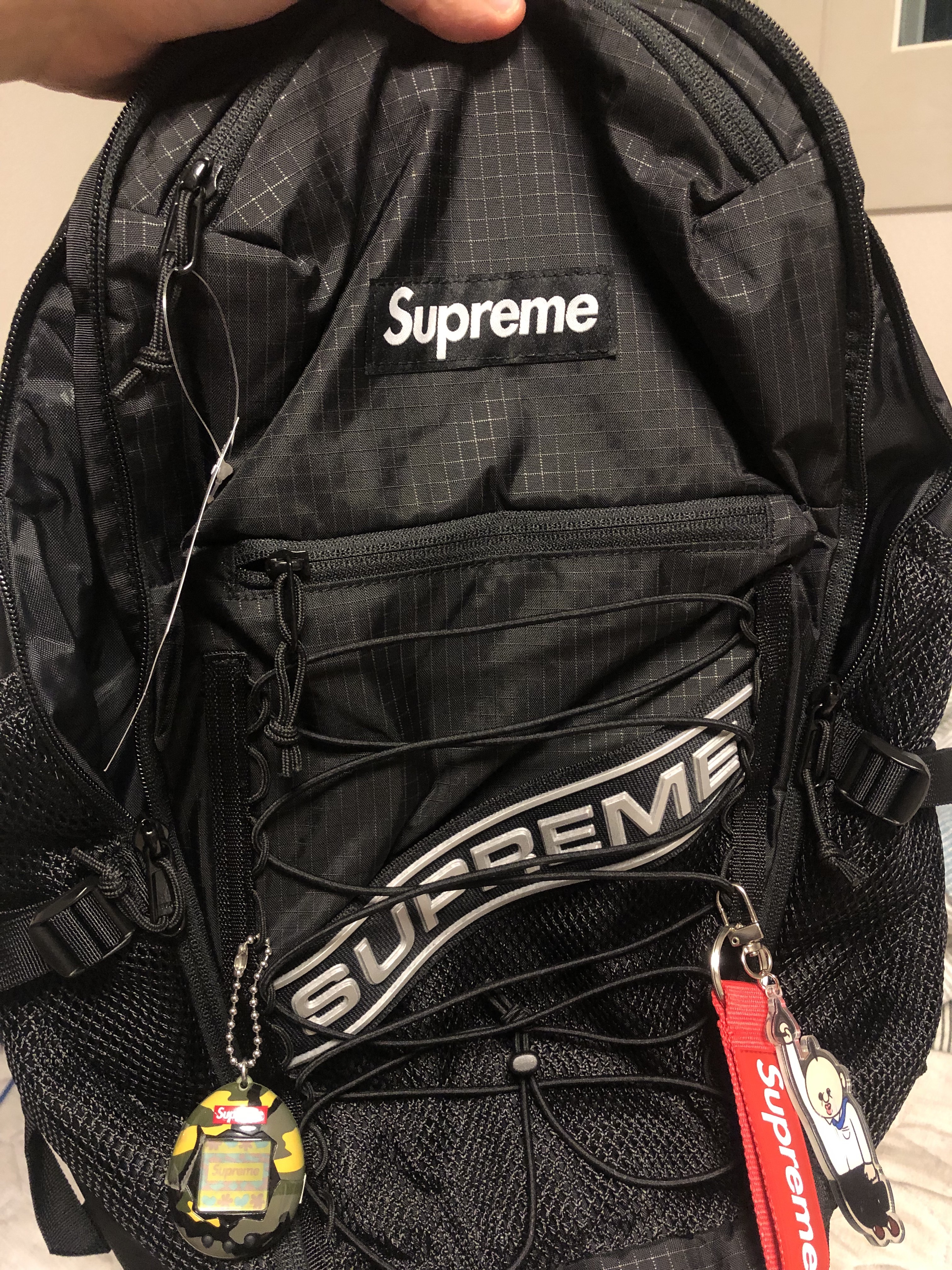 Supreme Backpack Black - 23FW, Supreme Webbing Keychain Red - 23SS 착용 스타일