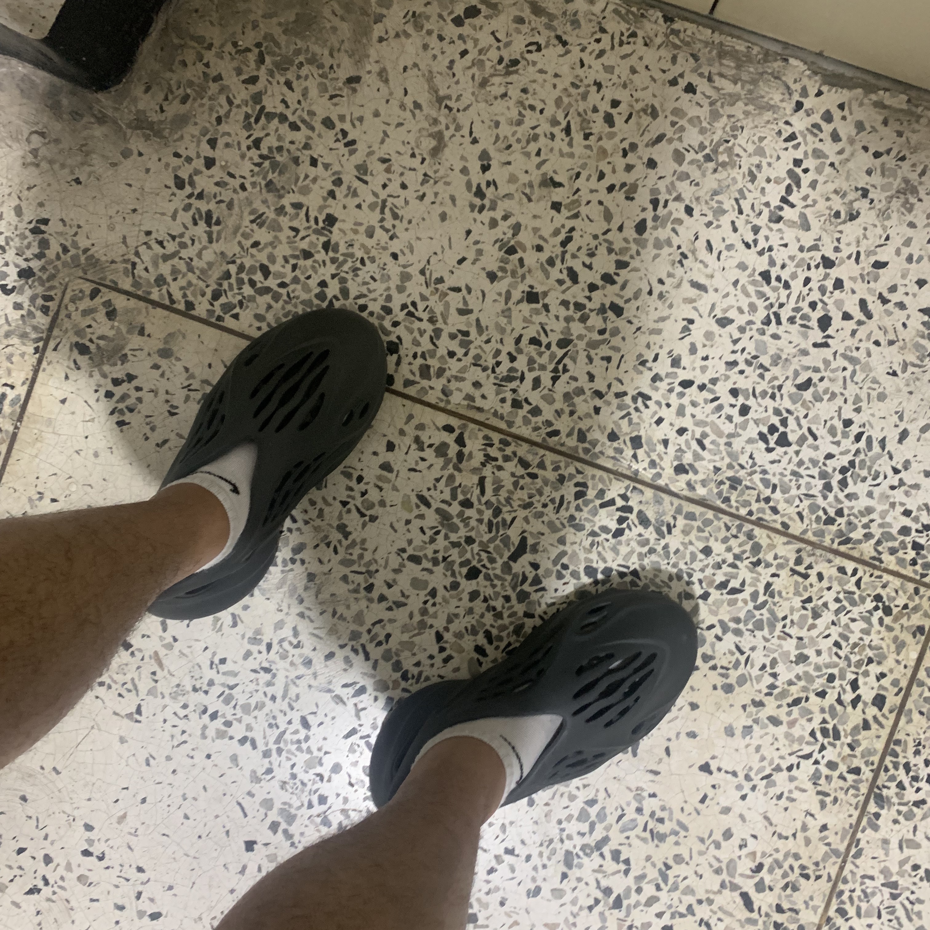 Adidas Yeezy Foam RNNR Carbon 착용 스타일