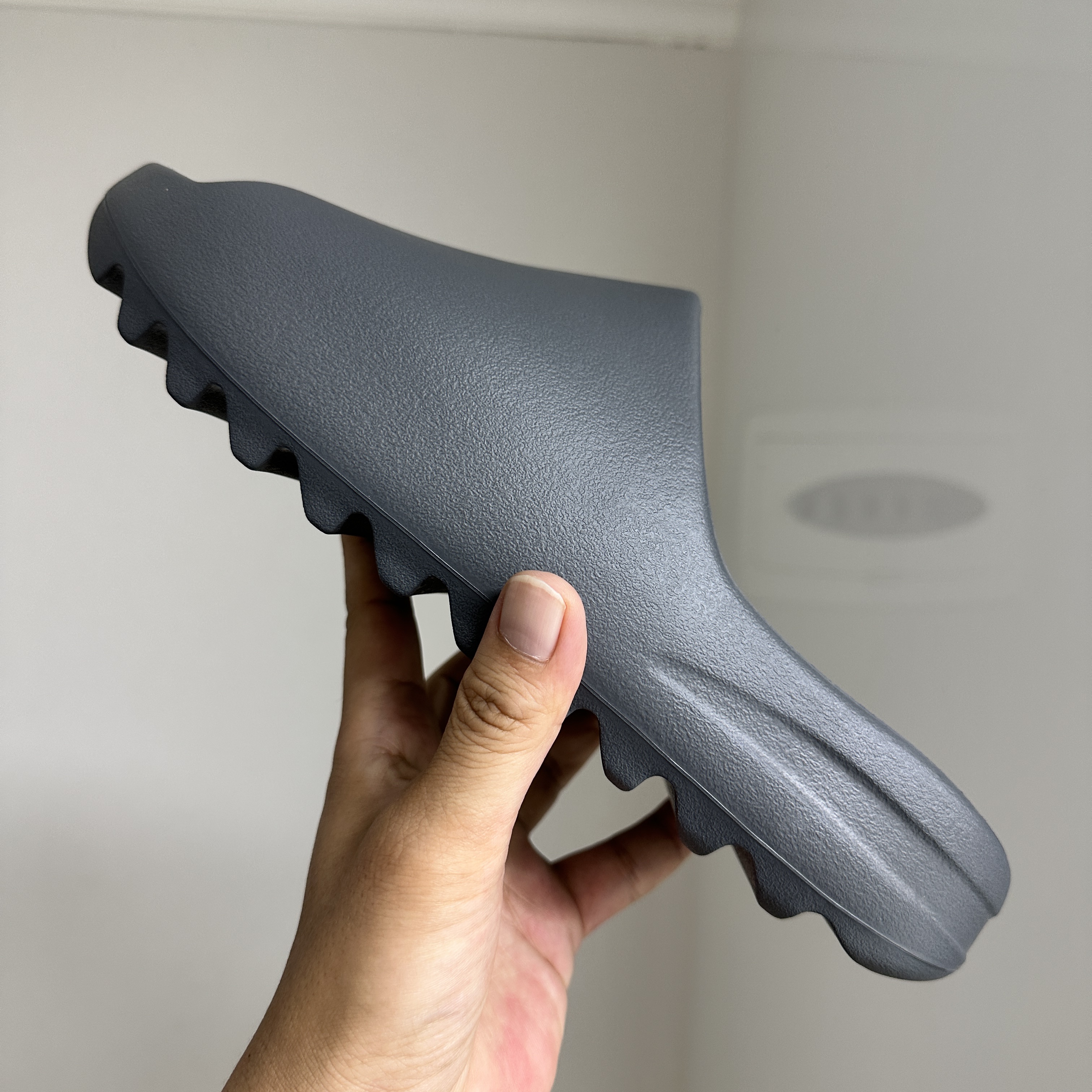 Adidas Yeezy Slide Slate Grey 착용 스타일 - 1