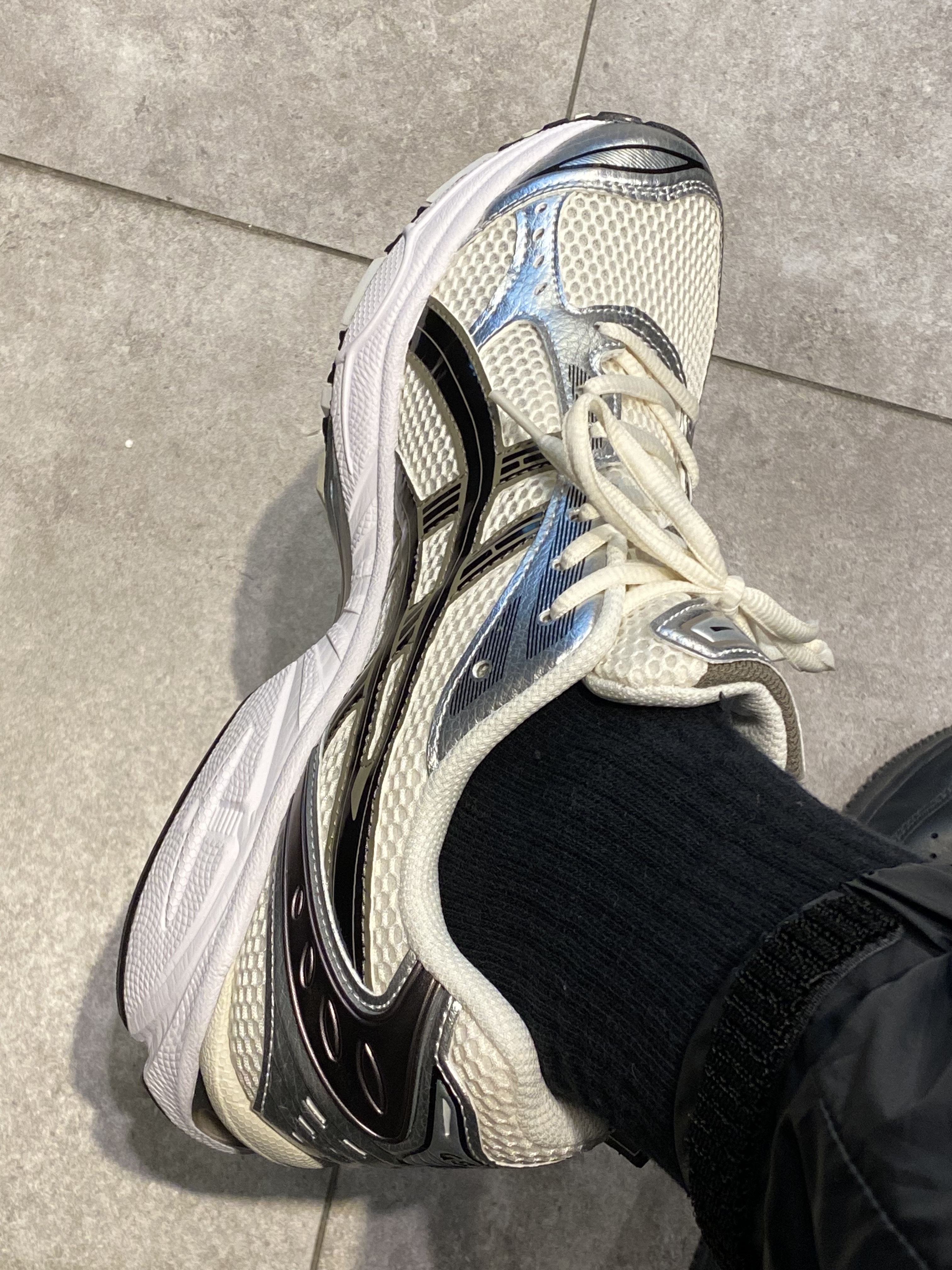 Asics Gel-Kayano 14 Cream Black 착용 스타일