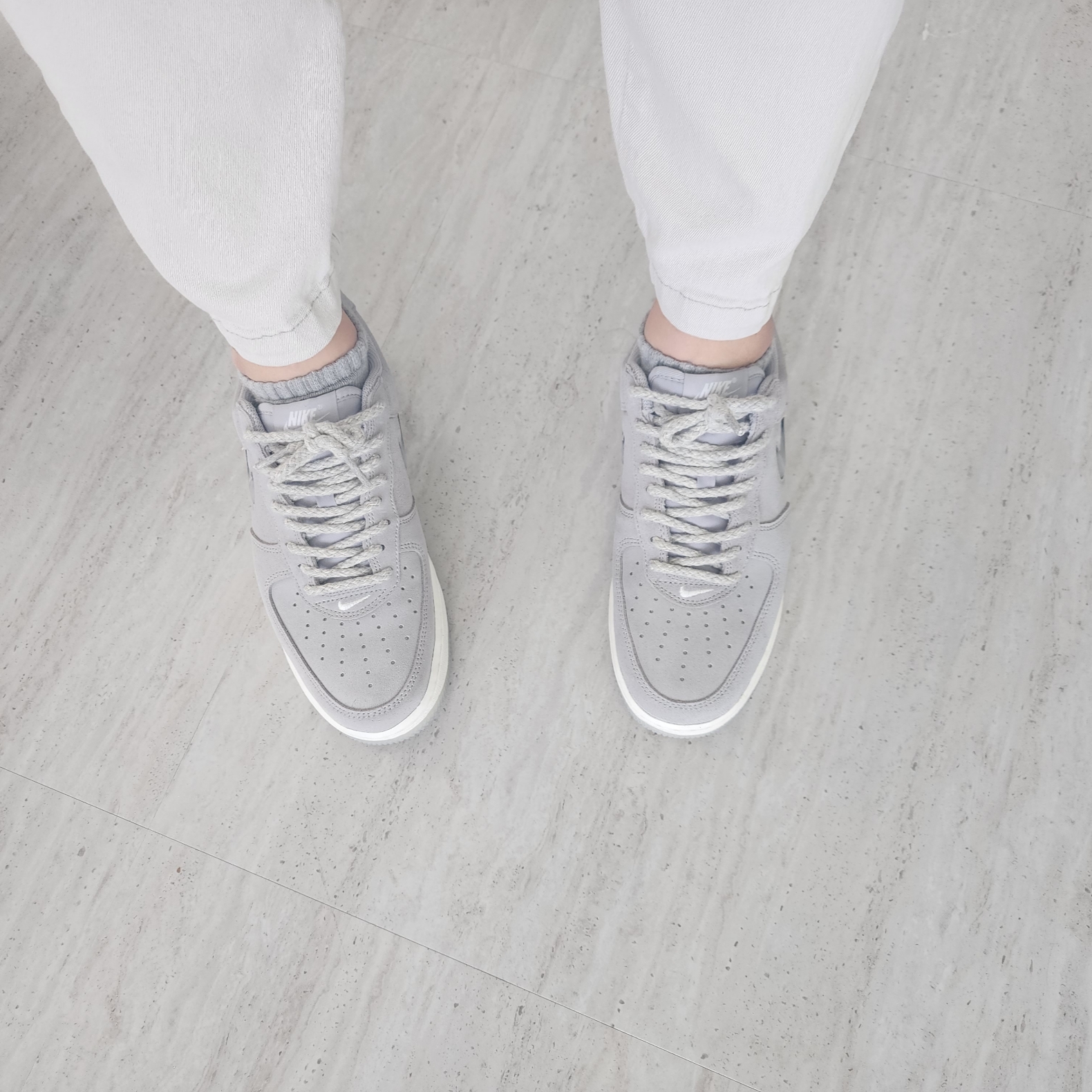 Nike Air Force 1 Low Retro Color of the Month Light Smoke Grey 착용 스타일 - 2