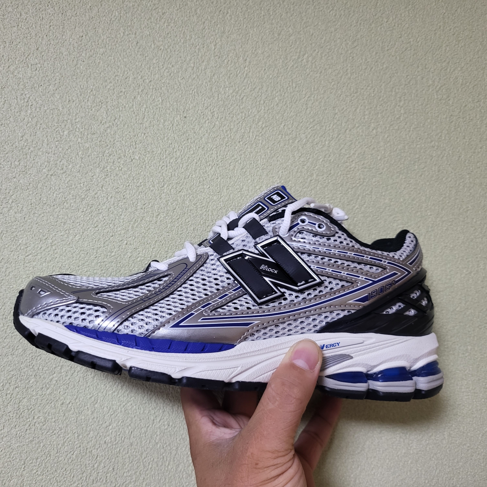 New Balance 1906R Silver Metallic 착용 스타일
