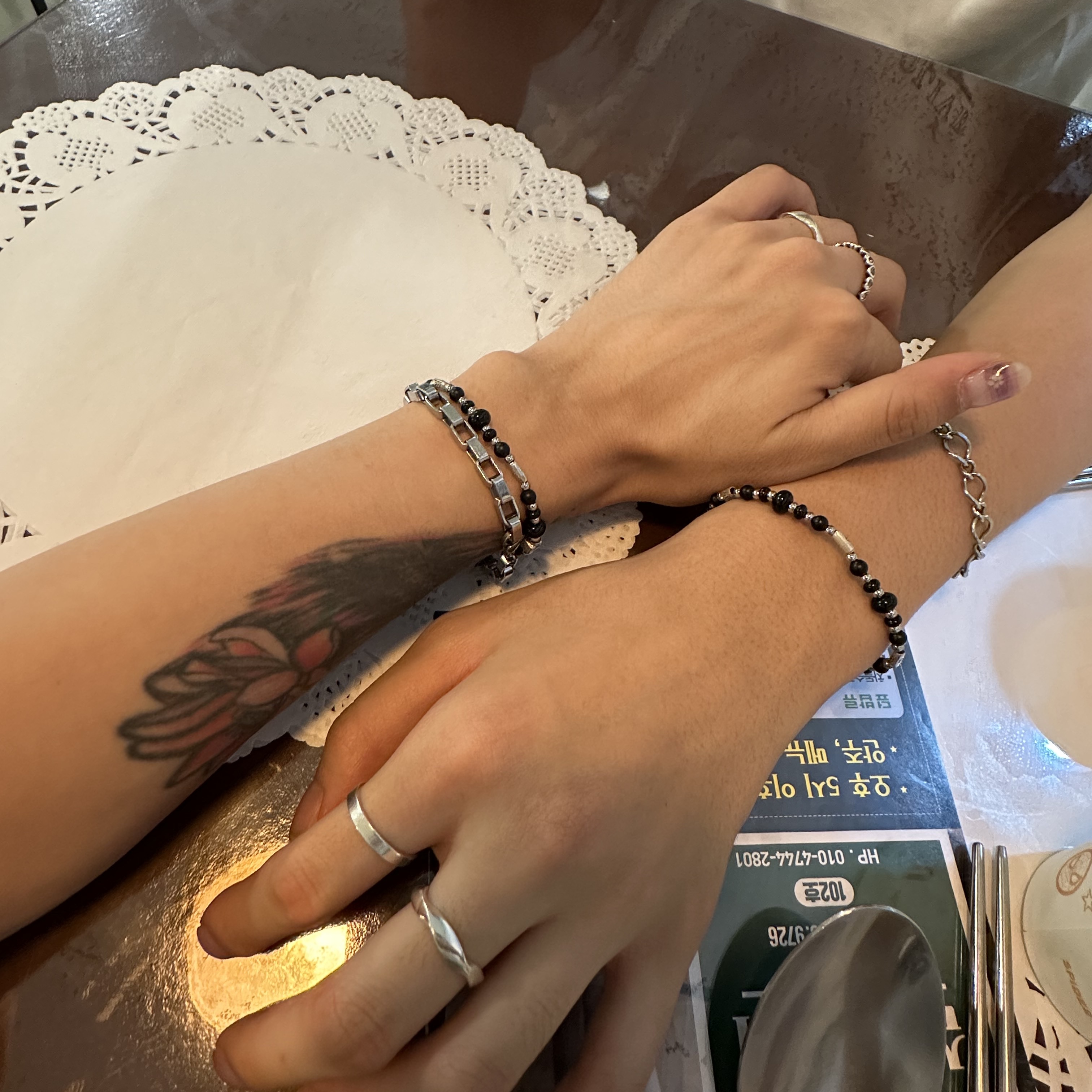 Scudo Garden Karen Beads Bracelet Black 착용 스타일