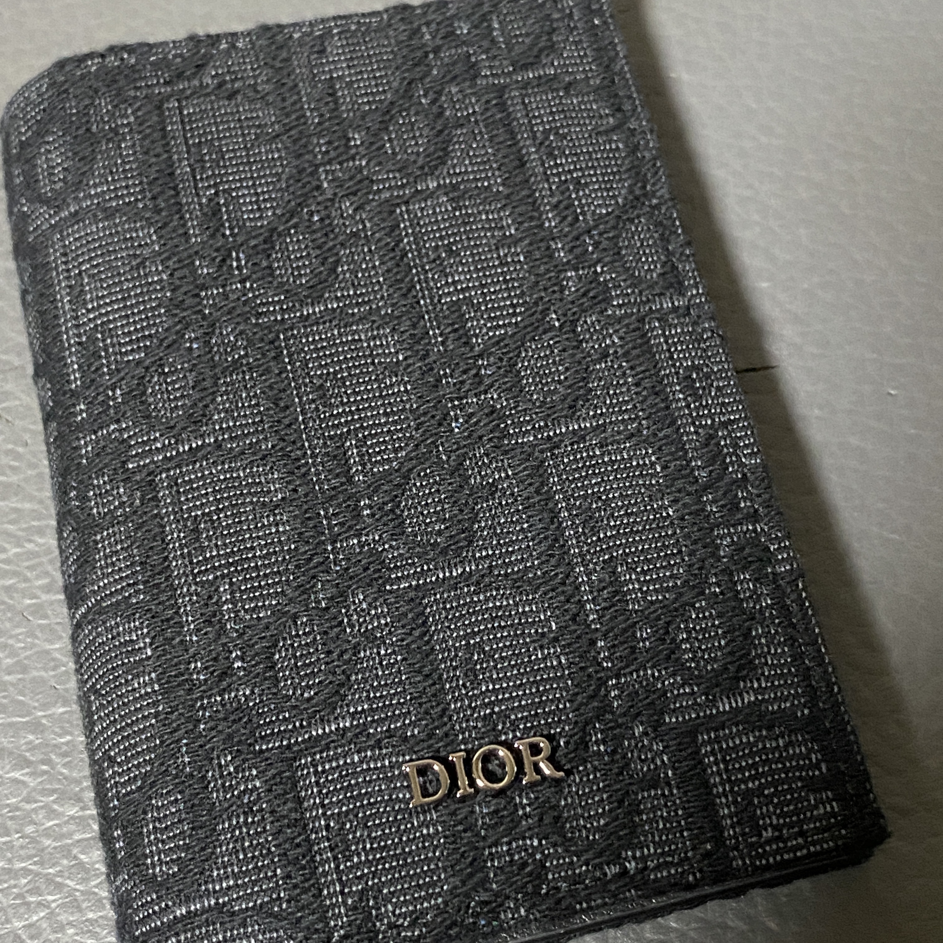 Dior Bi-Fold Card Holder Black Dior Oblique Jacquard 착용 스타일